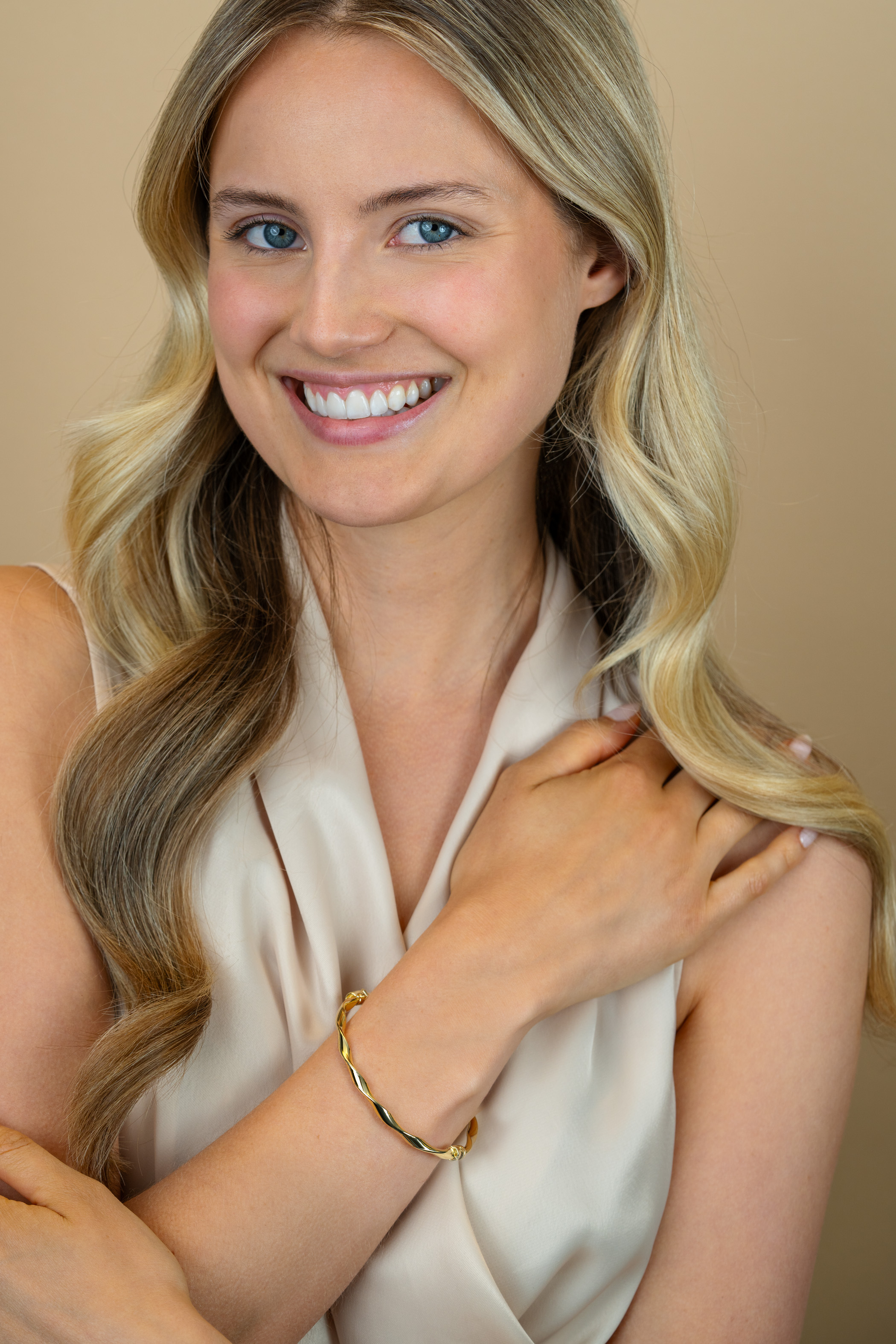 ZINZI zlv. bangle armband gg.verg. gedraaid 4mm