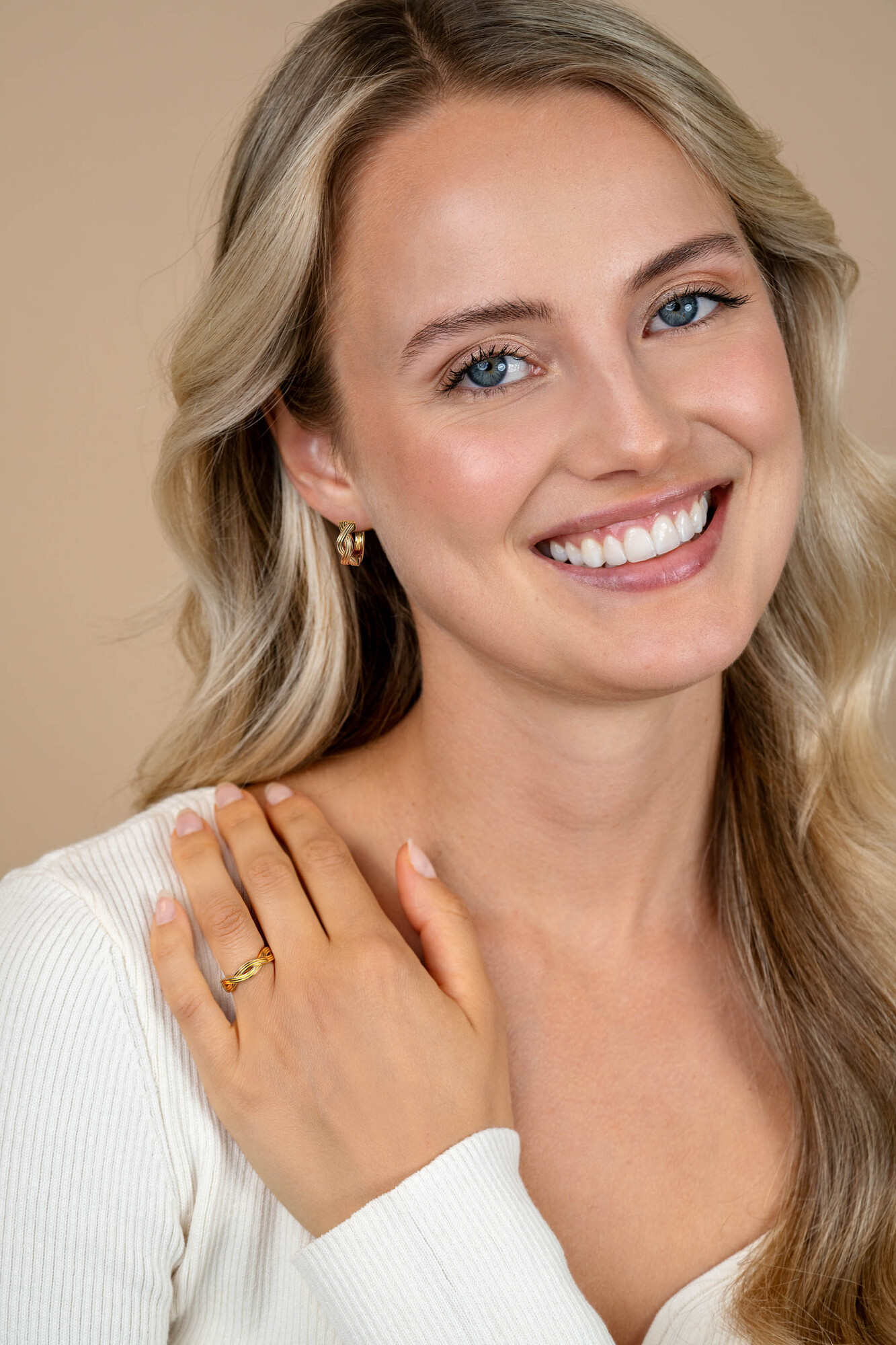 ZINZI Goldplattierter Silberner Ring (5mm breit) mit einem geflochtenen Infinity-Motiv in Linienoptik ZIR2684