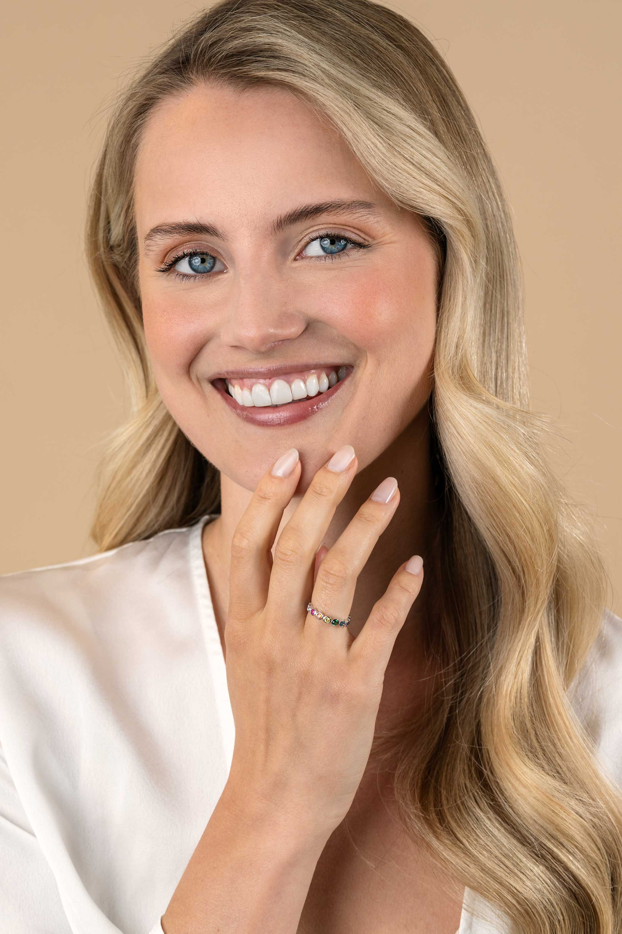 ZINZI Silber-Schmuckring mit Regenbogenfarbsteinen in runden Zargenfassungen, 3mm breit ZIR2599