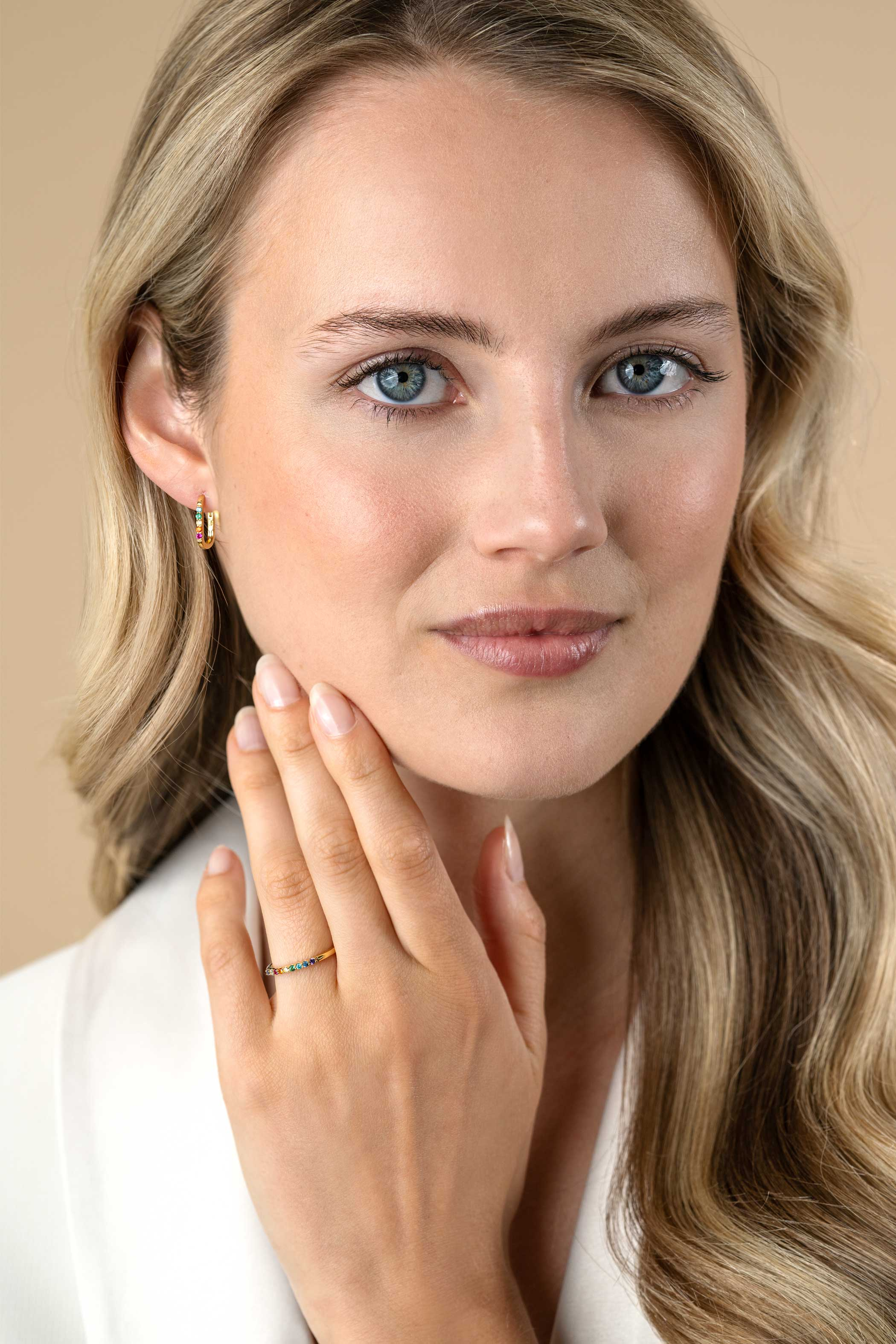 ZINZI vergoldeter Silber-Schmuckring mit Regenbogenfarbsteinen in Zargenfassungen ZIR2598