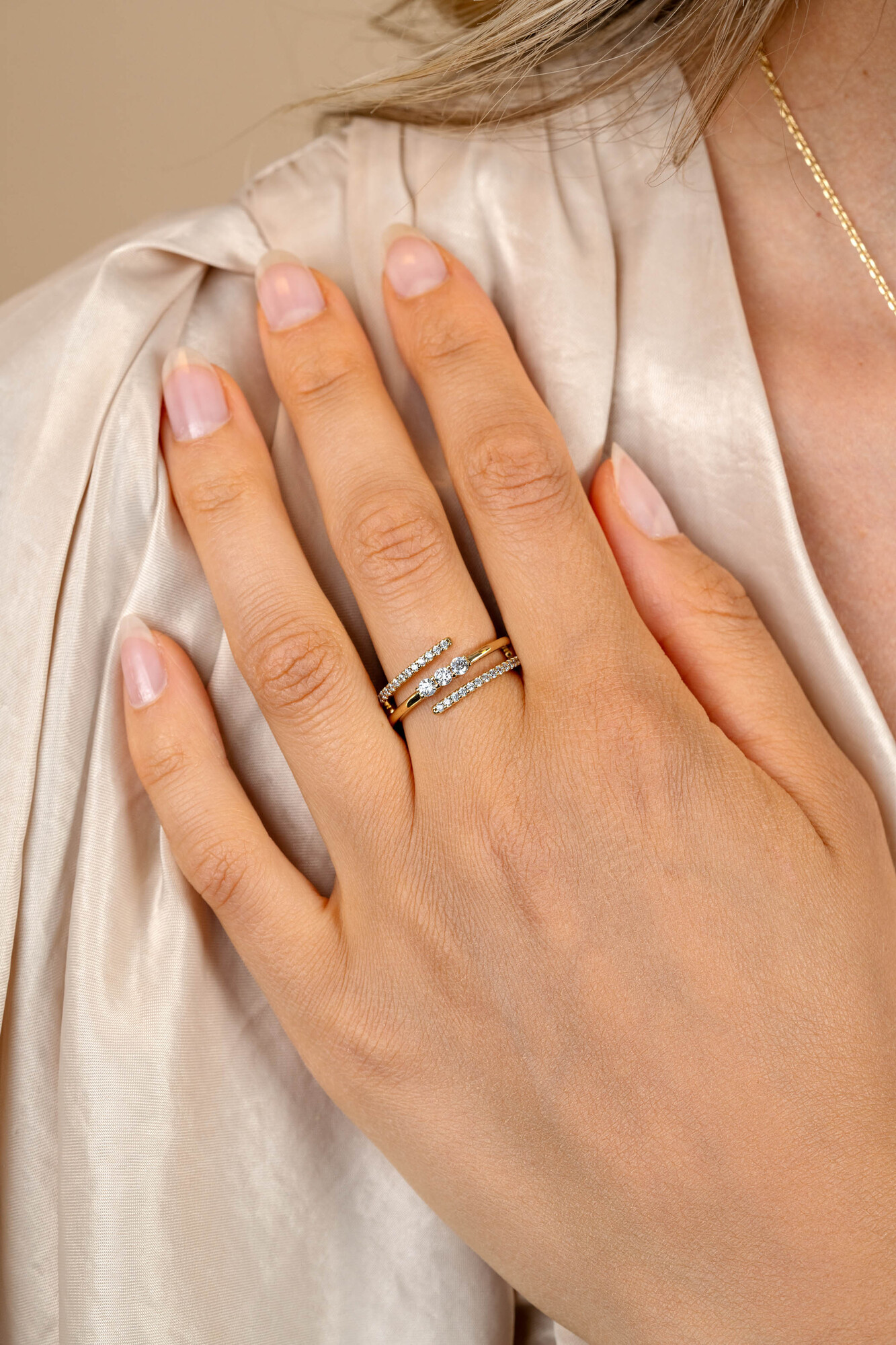 ZINZI vergoldeter silberner Multi-Look-Ring (8mm breit) mit 3 Reihen, besetzt mit weißen Zirkonia ZIR2645Y