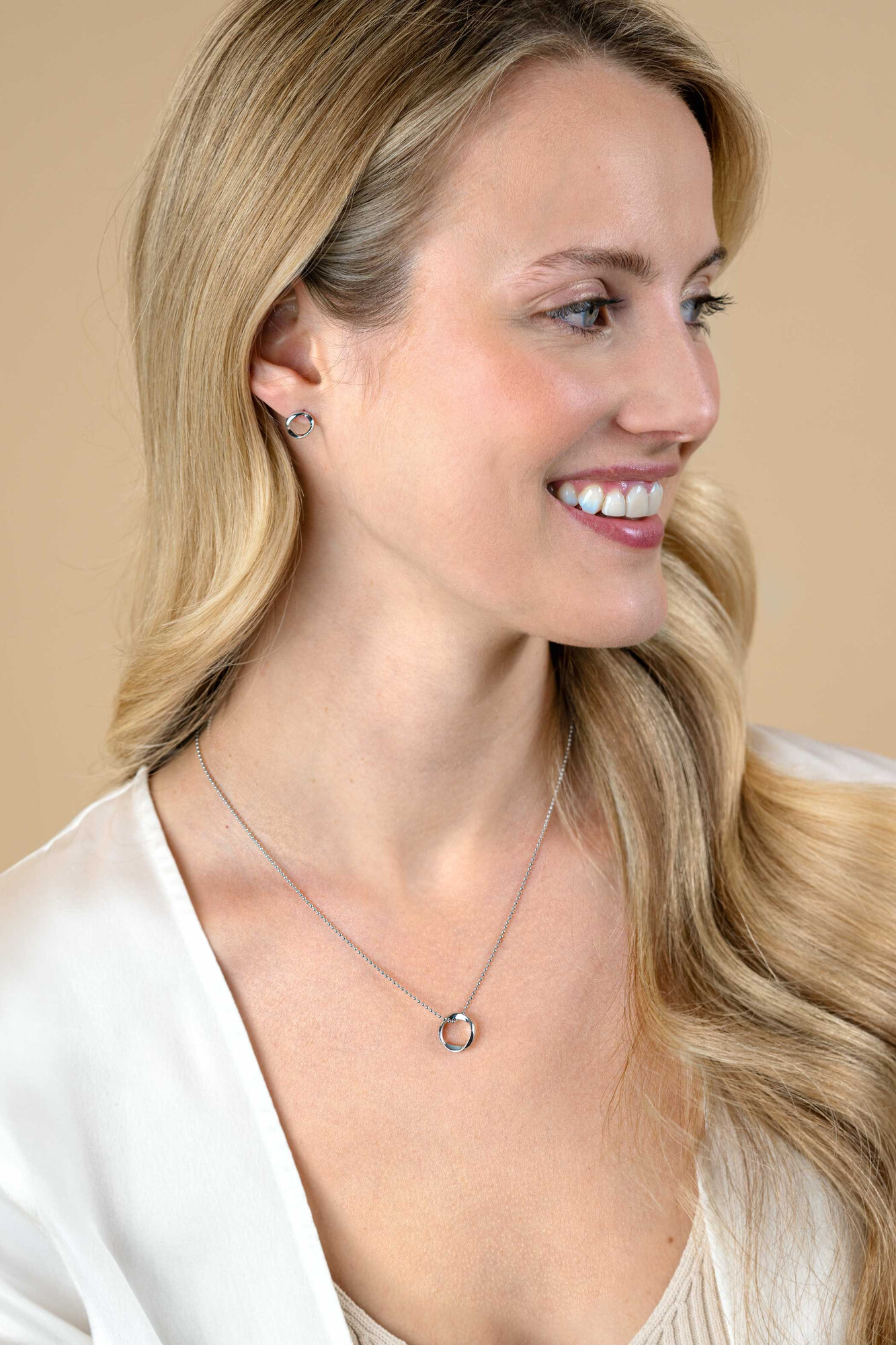 9mm ZINZI Silber Ohrstecker offener Kreis mit organischer Form ZIO2611