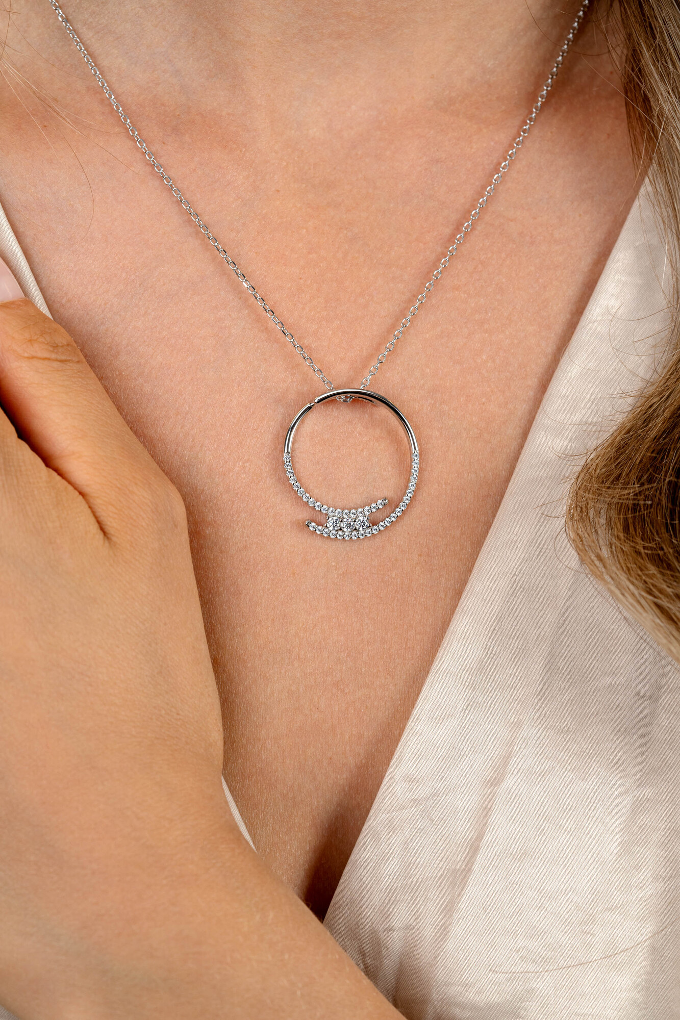 ZINZI Silberkette mit großem offenem rundem Anhänger 25 mm, besetzt mit weißen Zirkonias, 45-50 cm ZIC2645