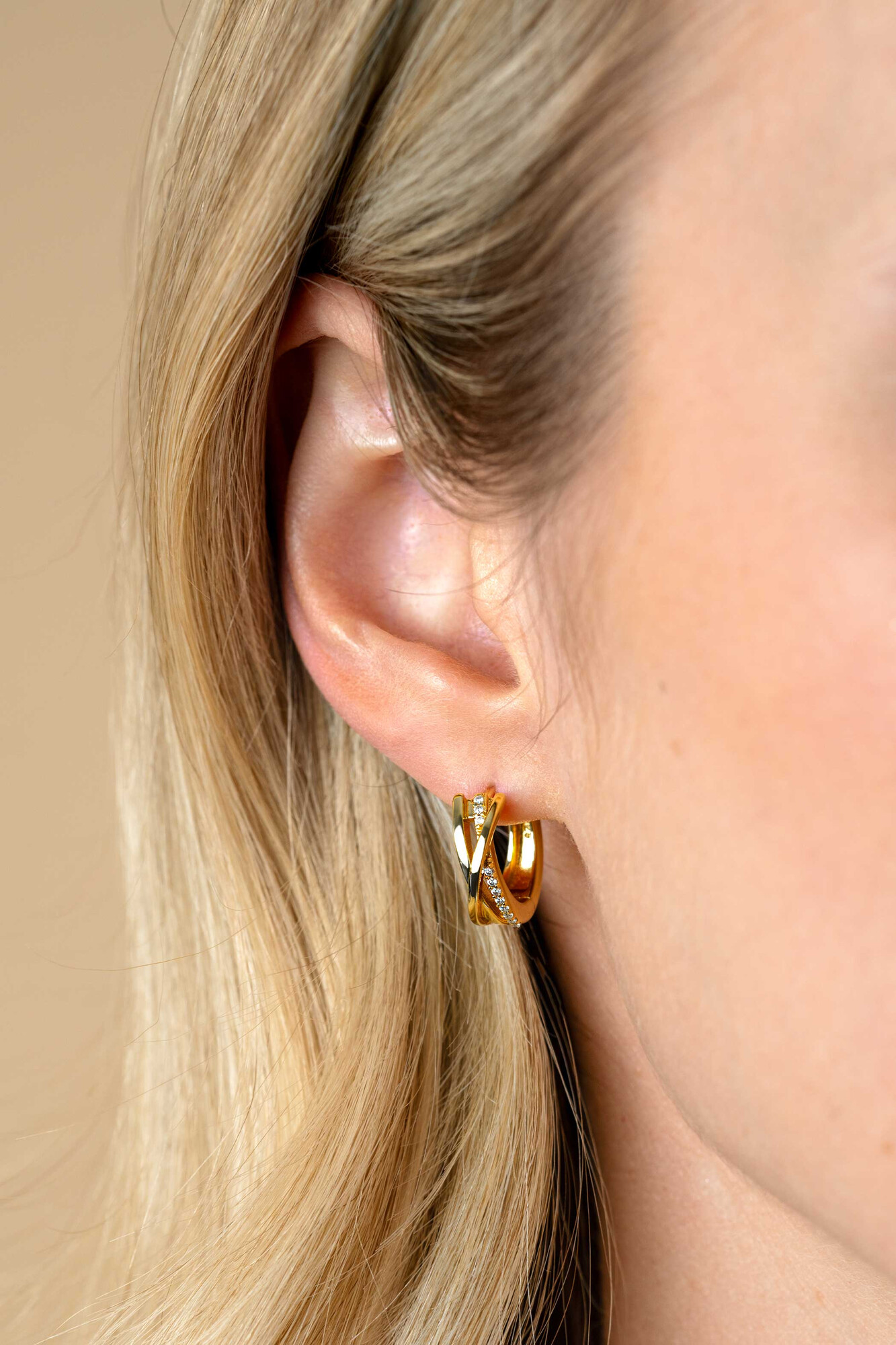 16mm ZINZI vergoldete Silber Cross-Over Creolen 5,5mm breit, besetzt mit weißen Zirkonia ZIO1774Y