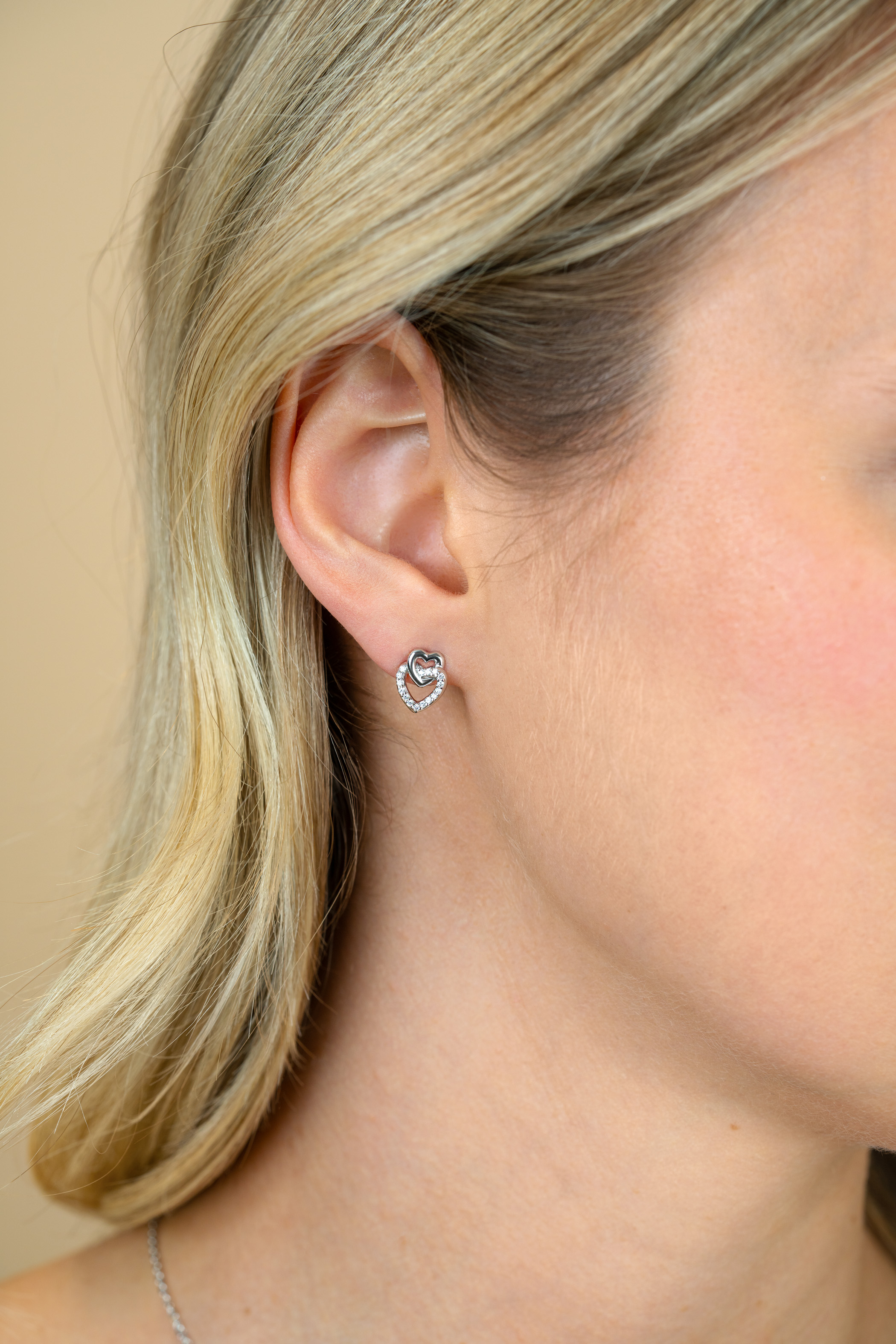 ZINZI zlv. oorknopjes 2 harten in elkaar 1x met zirc.