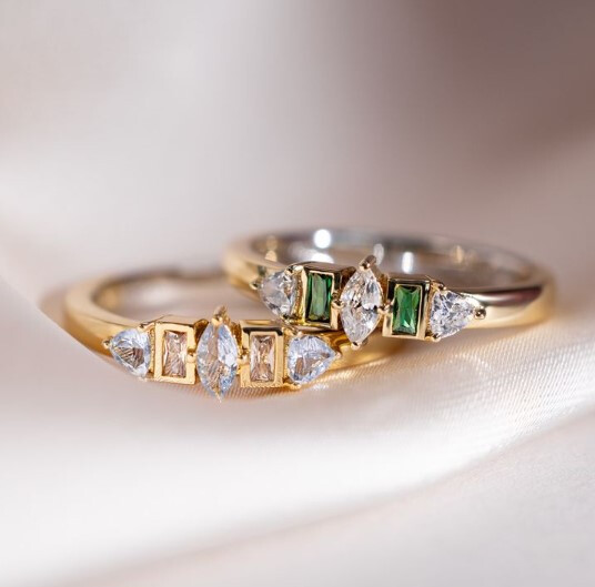 ZINZI vergoldeter Silberring mit Fassungen in Tropfen-, Rechteck- und Dreiecksform, besetzt mit weißen und grünen Farbsteinen ZIR2630G