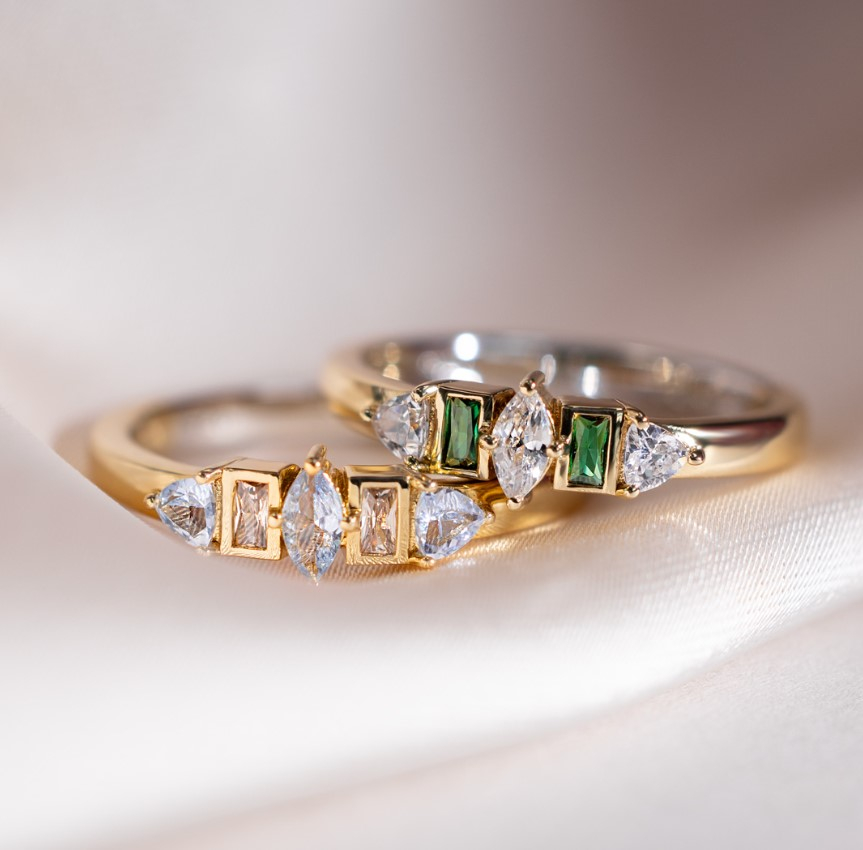 ZINZI vergoldeter Silberring mit Fassungen in Tropfen-, Rechteck- und Dreiecksform, besetzt mit hellblauen und Champagnerfarbsteinen ZIR2630B