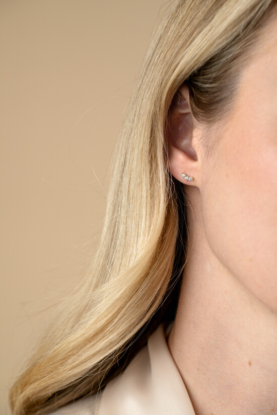 7mm ZINZI Gold 14kt goldene Ohrstecker mit drei weißen Zirkonias in Reihenfassung ZGO515