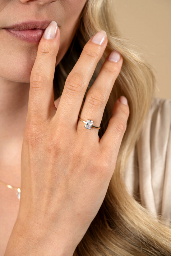 ZINZI Gold 14kt goldener Ring mit einem rechteckigen weißen Zirkonia in vierbeiniger Fassung ZGR09