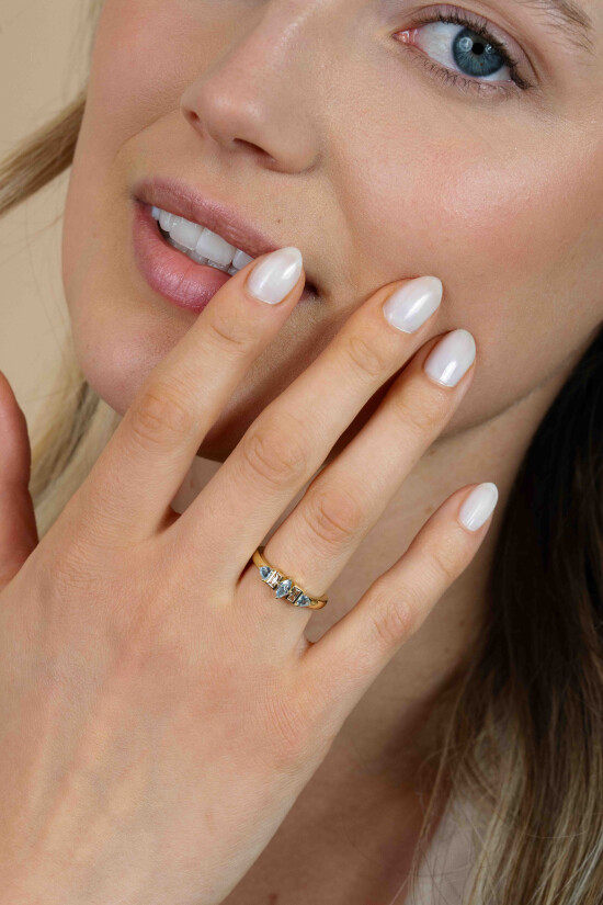 ZINZI vergoldeter Silberring mit Fassungen in Tropfen-, Rechteck- und Dreiecksform, besetzt mit hellblauen und Champagnerfarbsteinen ZIR2630B