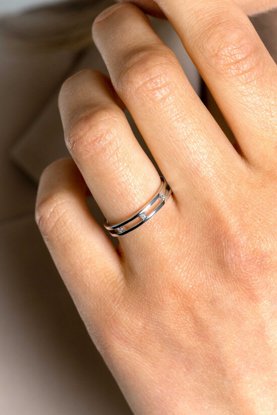 ZINZI zlv. ring twee banen / 3x zirc.ertussen mt.56