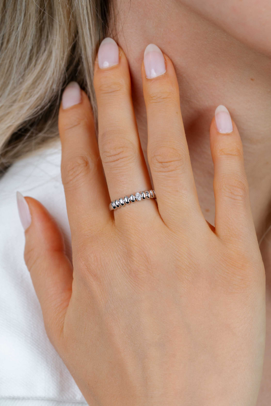 ZINZI zlv. ring ovaaltjes midden bezet met zirc.mt.62