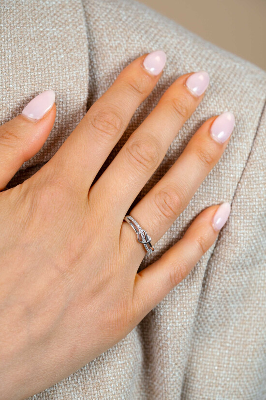 ZINZI zlv. ring golfvorm met hart en zirconia's mt.62