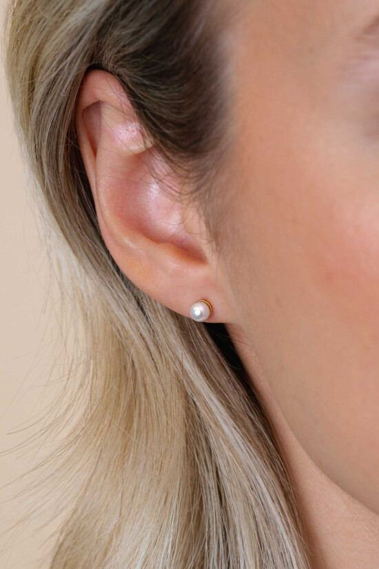 ZINZI silberne gelbvergoldete Ohrstecker 4mm weiß Perle ZIO1318Y