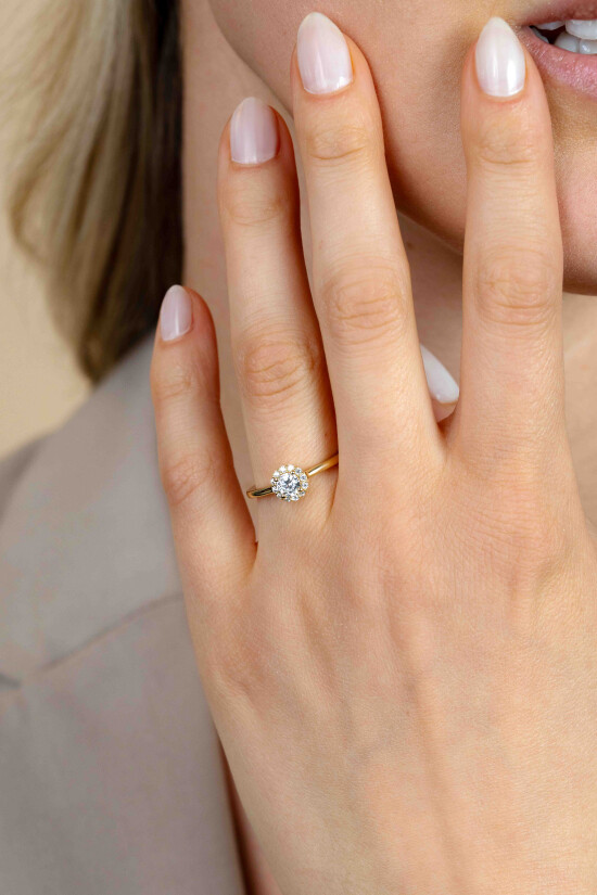 ZINZI Goldplattierter Silberner Entourage-Verlobungsring besetzt met weißen Zirkonias und einem kleinen Herz an der Seite ZIR2697Y