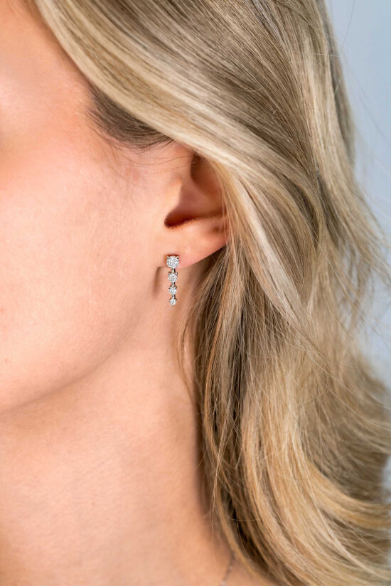 ZINZI zlv. oorstekers met 4 zirconia's aflopend