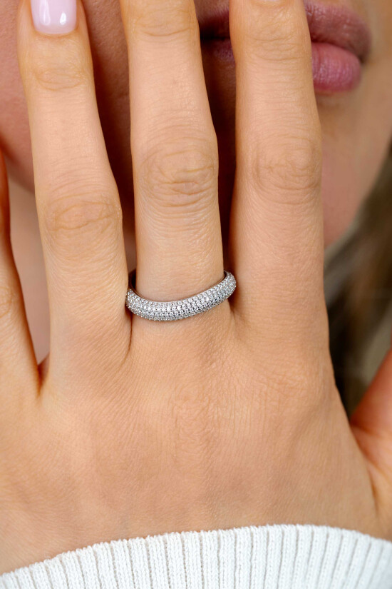 ZINZI zlv. ring golfvorm met zirc. pave gezet mt.62