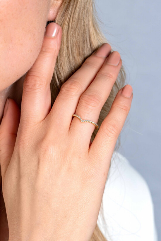 ZINZI Gold ring V-vorm bezet met zirconia's mt.56