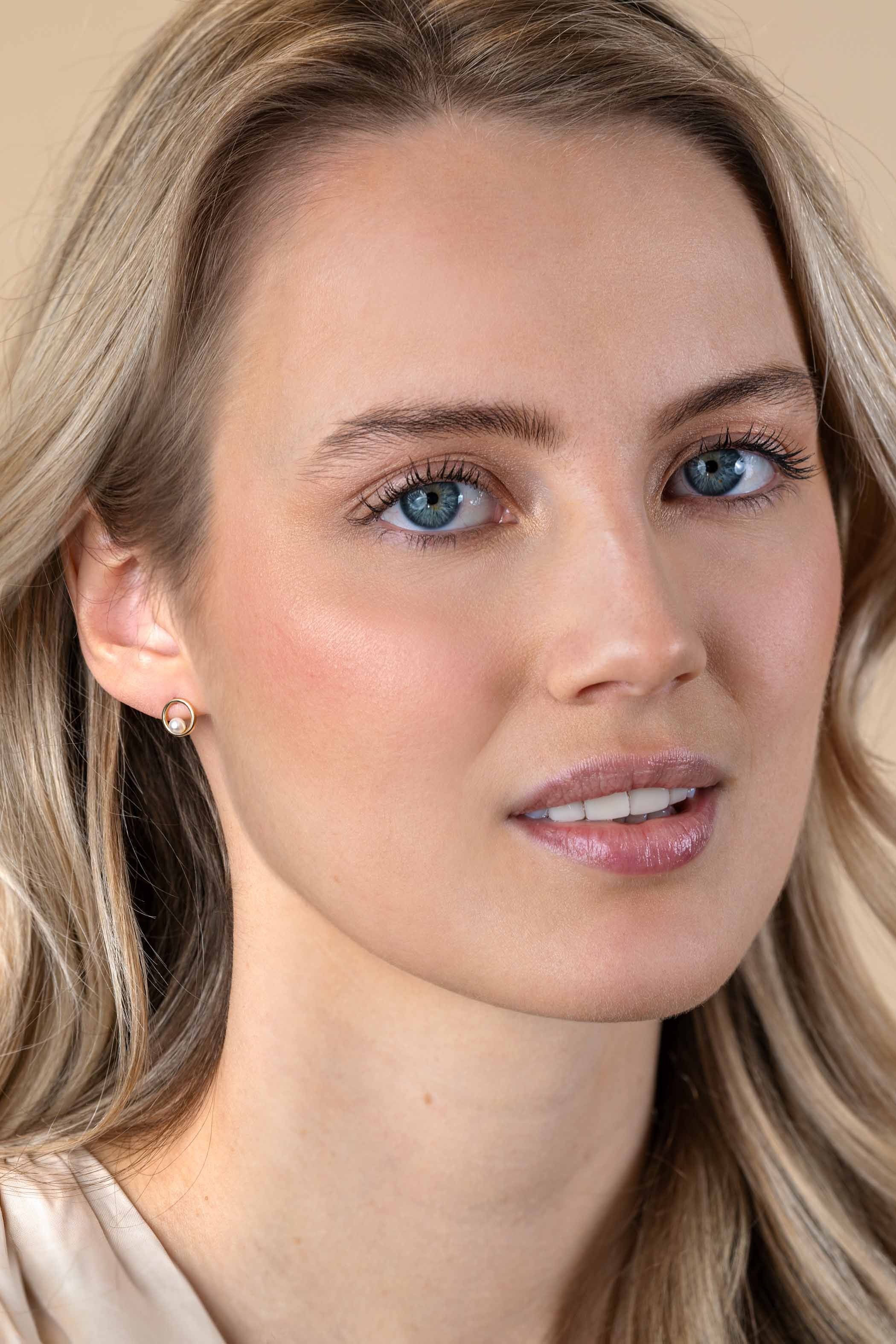 ZINZI GOLD oorknopjes rond open met parel 8mm