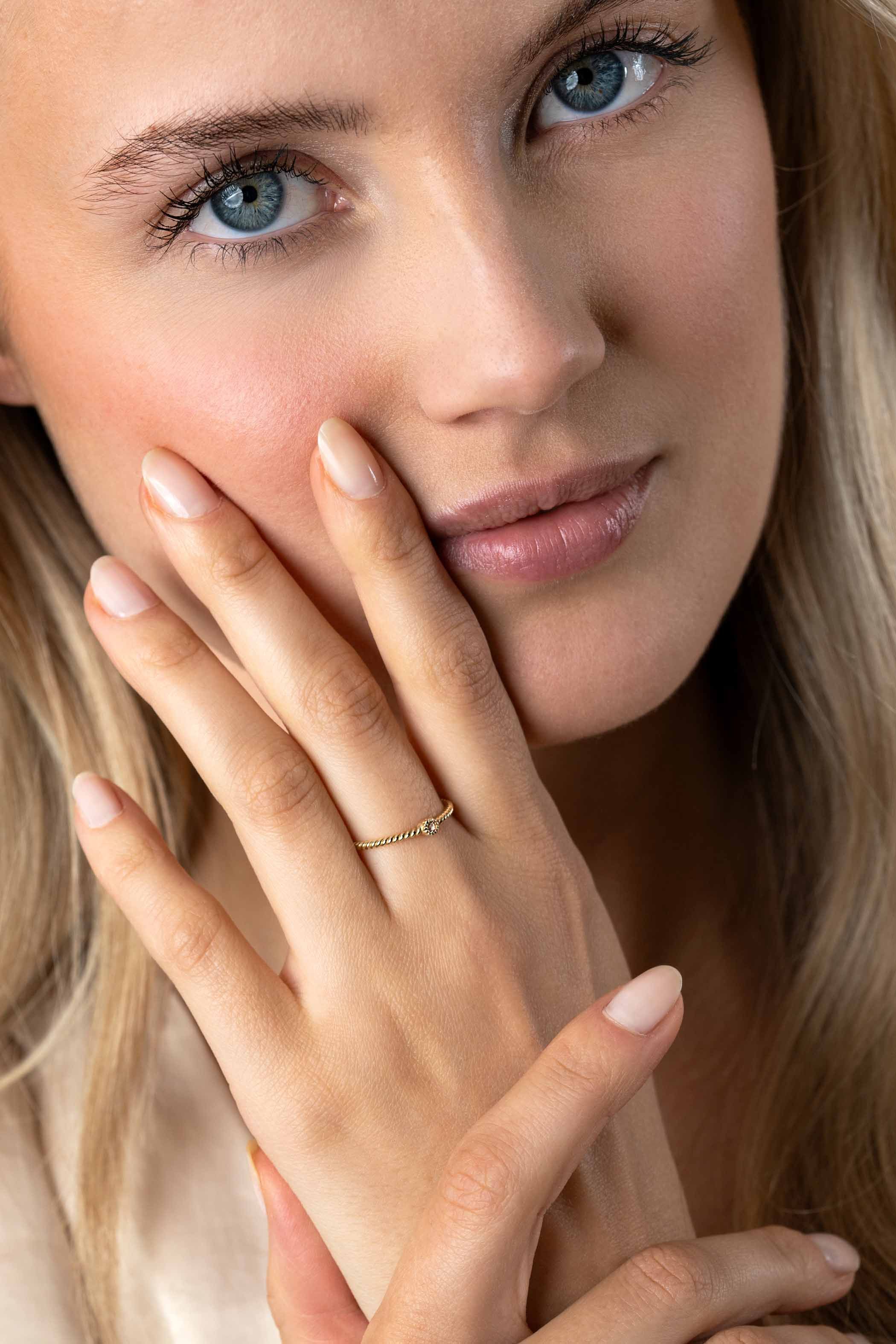ZINZI GOLD ring gedraaide scheen en zirc.mt.54