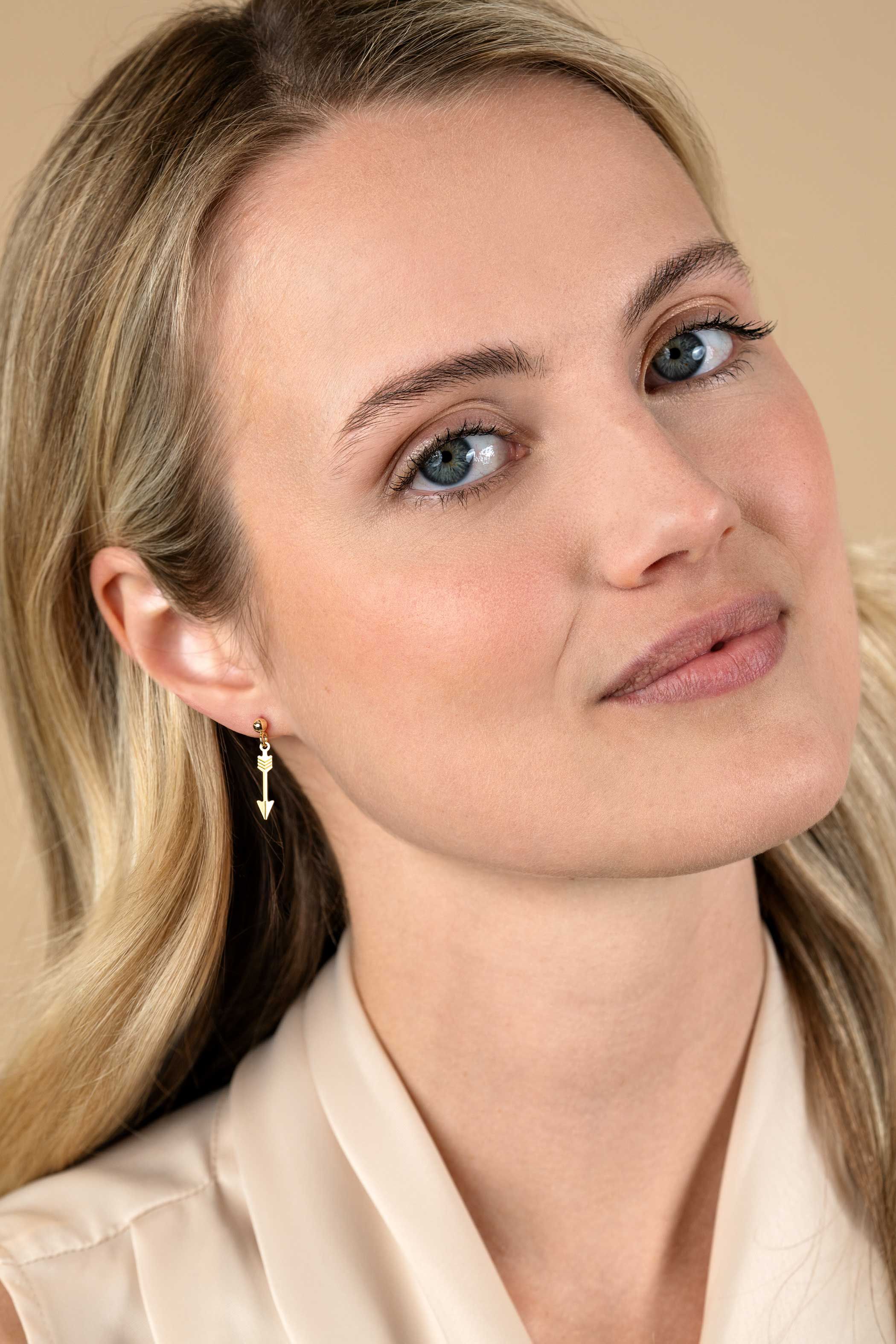ZINZI GOLD oorstekers met hangend pijltje 22mm