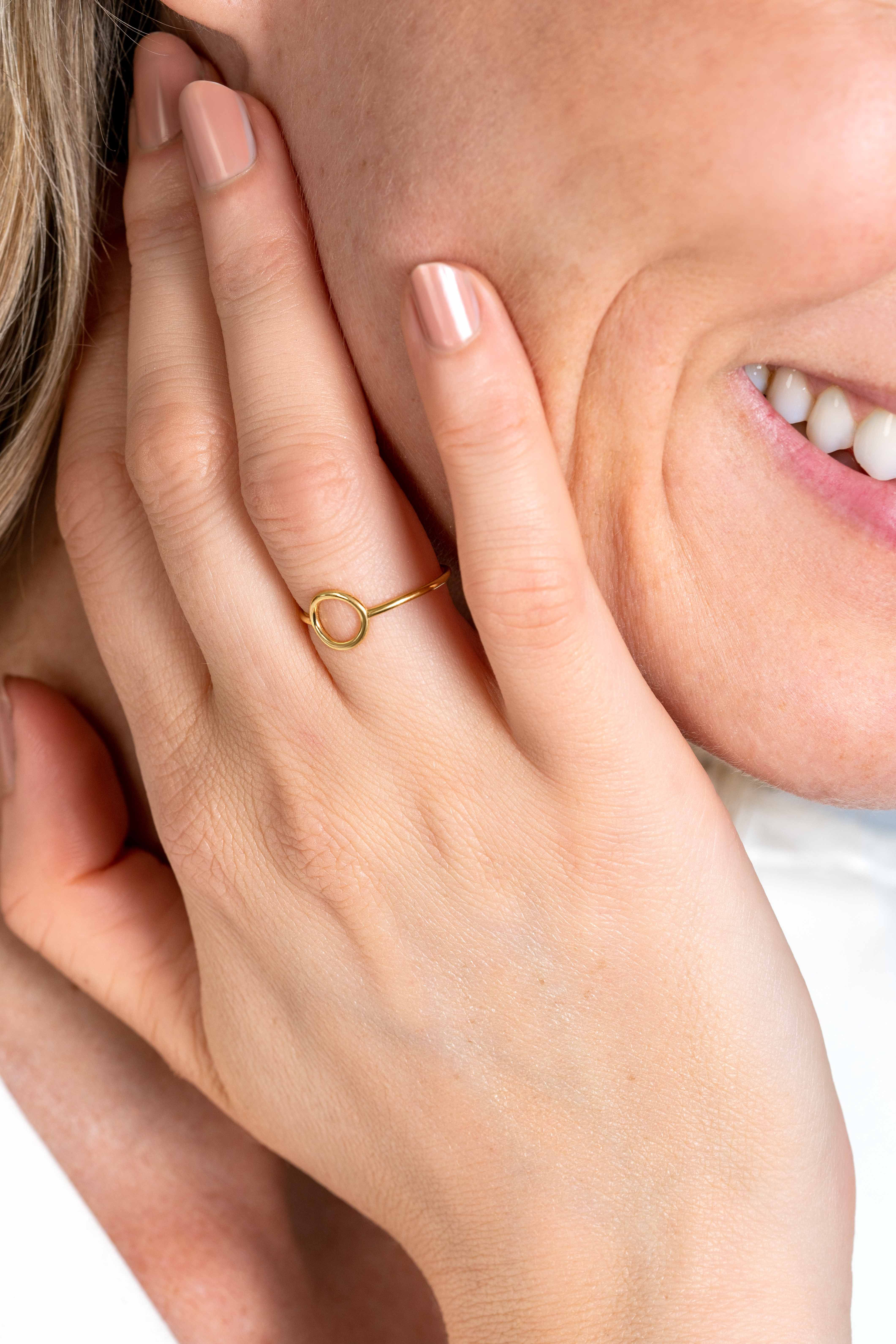 ZINZI Gold ring met open rondje 8mm mt. 56