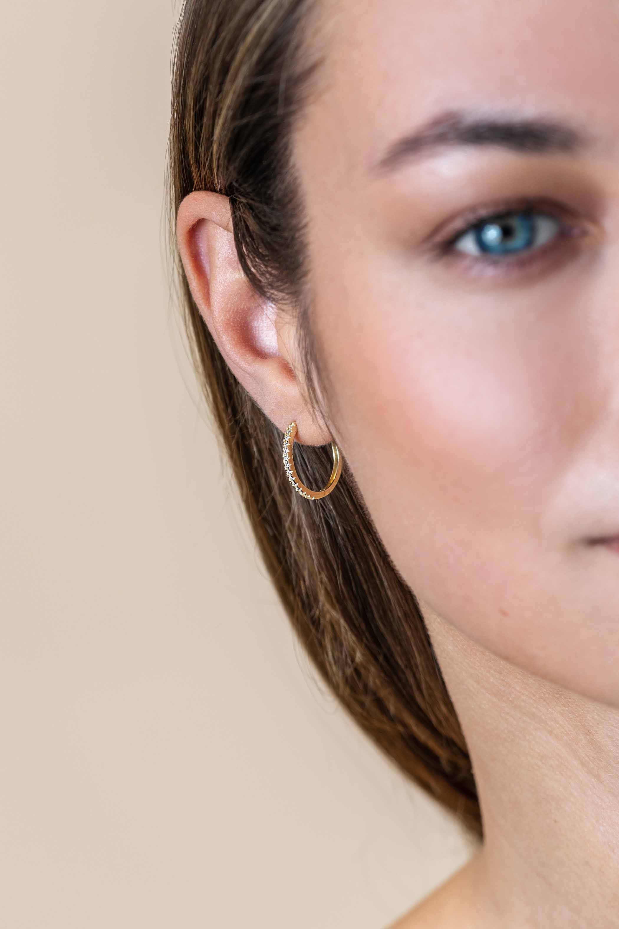 17mm ZINZI Gold 14-karätige Goldohrringe besetzt mit weißen Zirkonia, mit luxuriösem Klappverschluss, 17mm x 1,7mm quadratischem Rohr. ZGO506