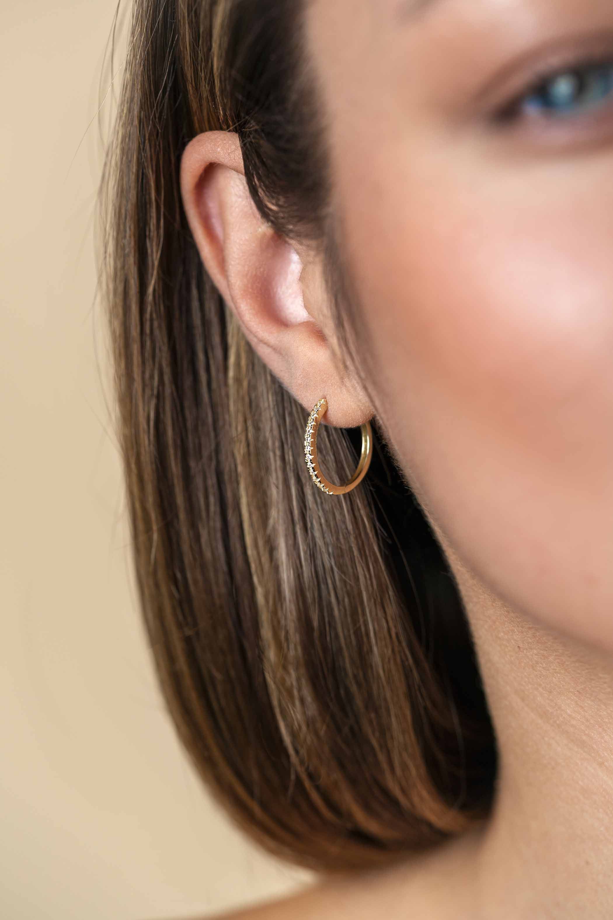 17mm ZINZI Gold 14-karätige Goldohrringe besetzt mit weißen Zirkonia, mit luxuriösem Klappverschluss, 17mm x 1,7mm quadratischem Rohr. ZGO506