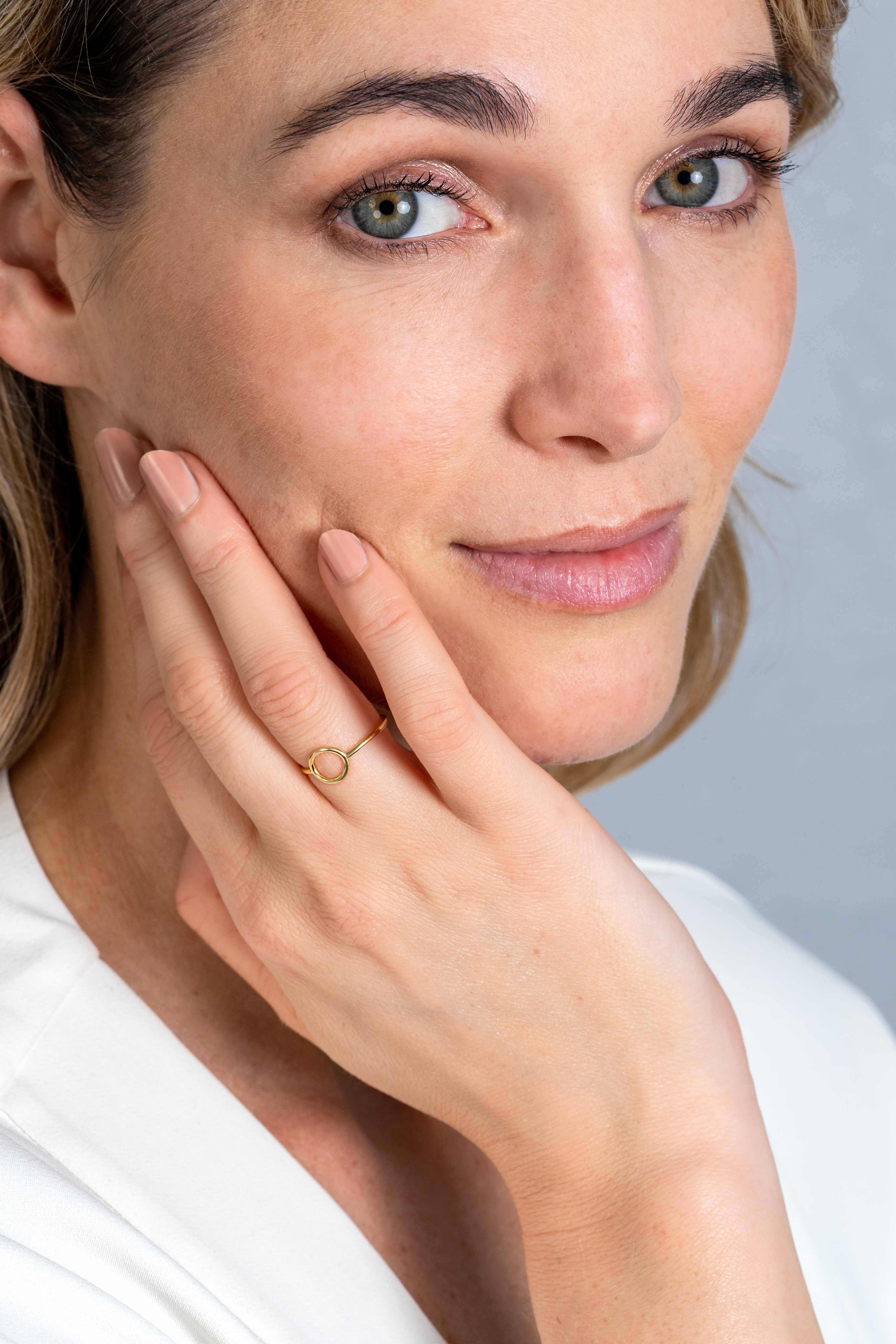 ZINZI Gold ring met open rondje 8mm mt. 56