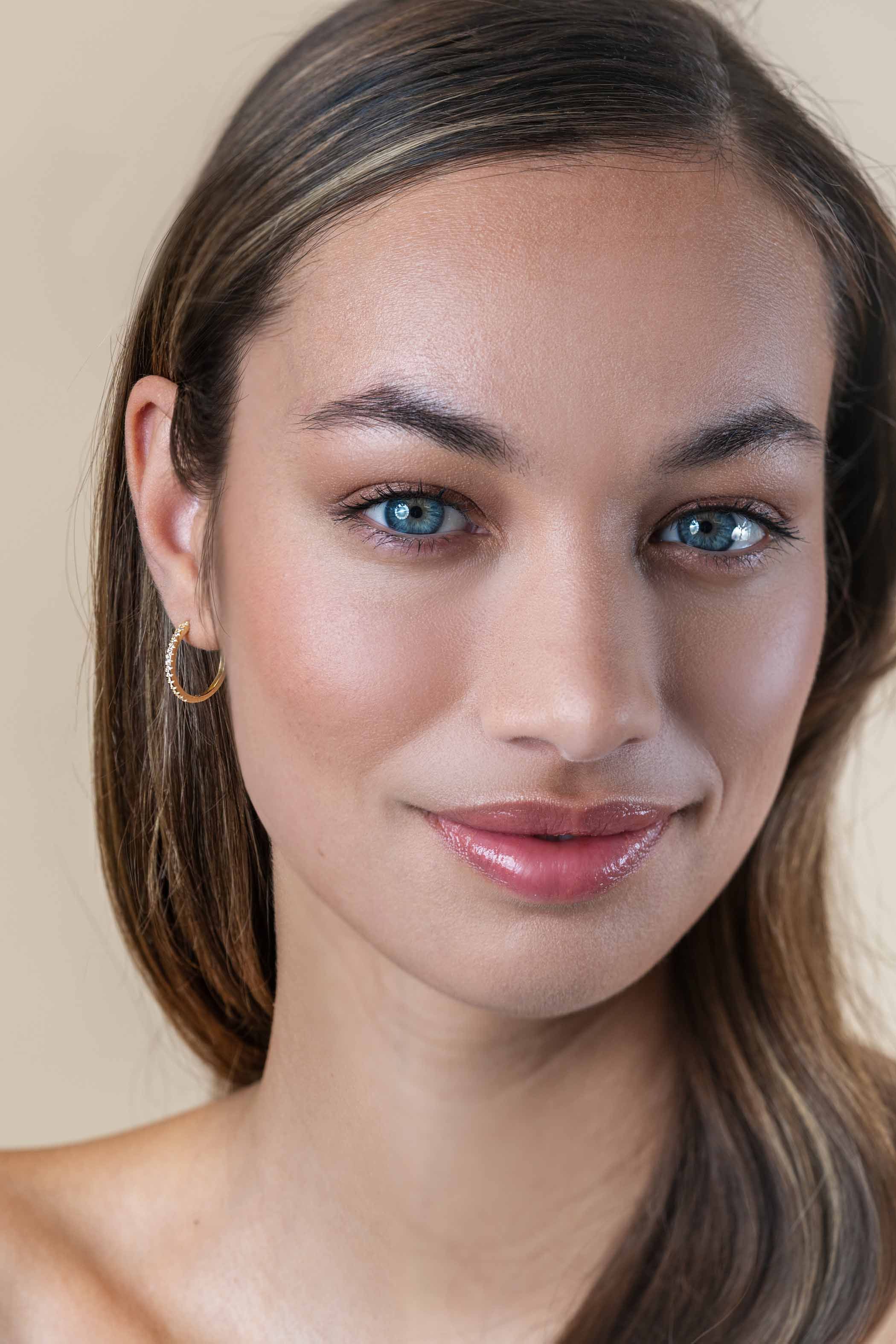 17mm ZINZI Gold 14-karätige Goldohrringe besetzt mit weißen Zirkonia, mit luxuriösem Klappverschluss, 17mm x 1,7mm quadratischem Rohr. ZGO506