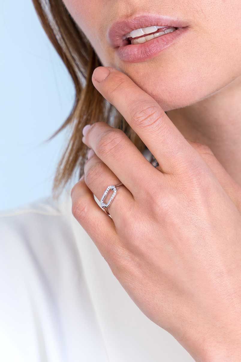 ZINZI silberner Ring mit großem ovalen Glied weiße Zirkonias ZIR2114