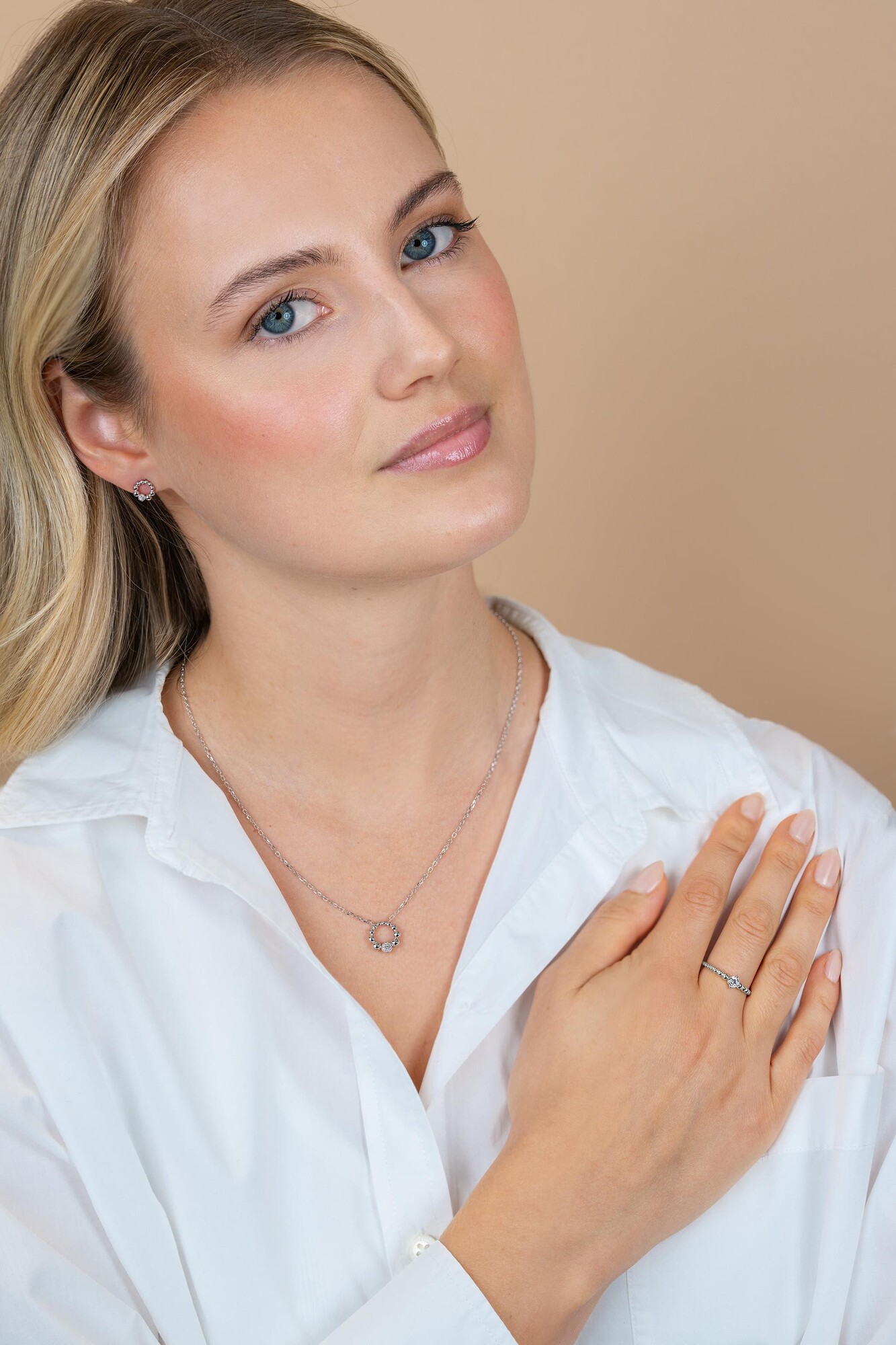 ZINZI zlv. collier open ronde bolletjes hanger en zirc.