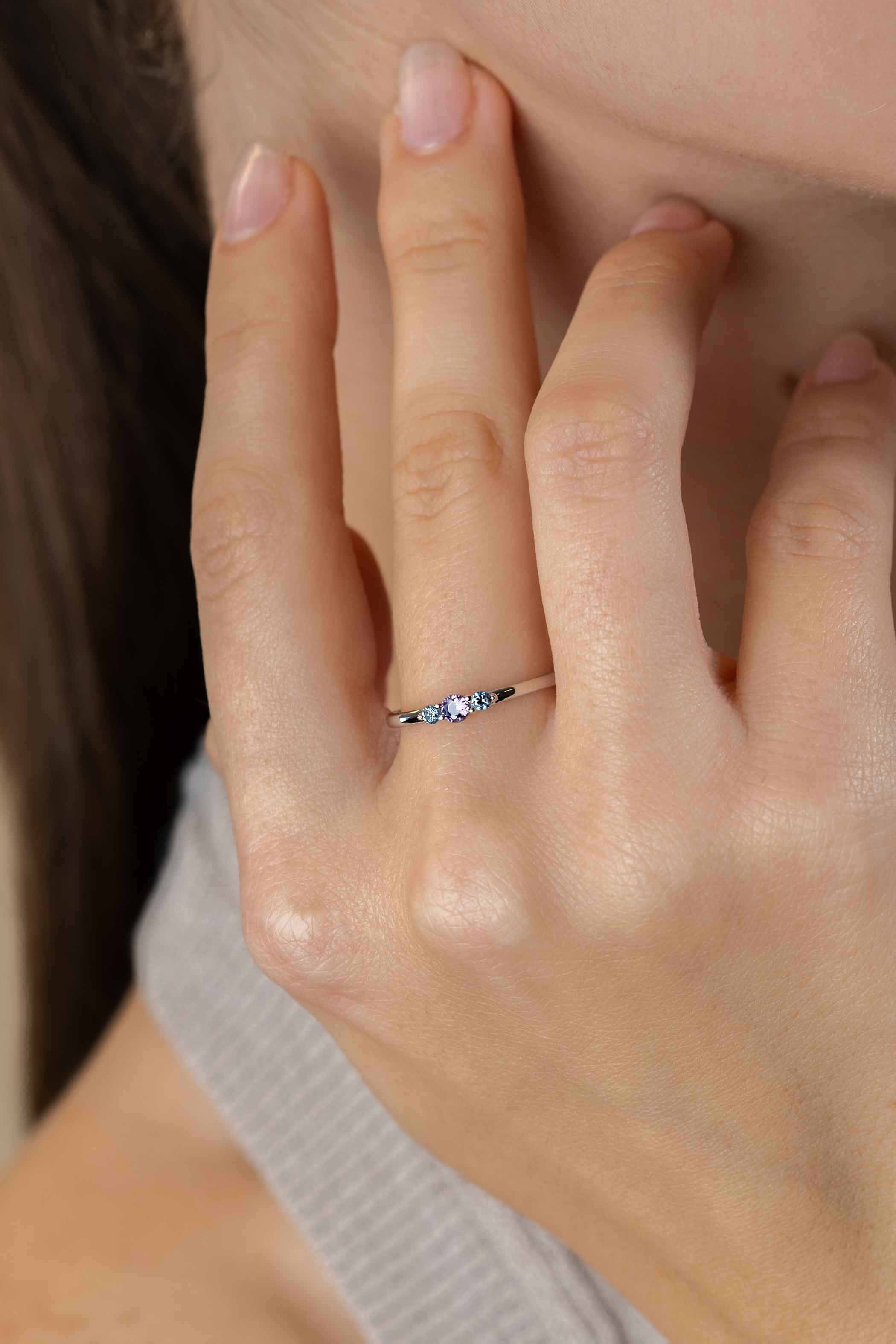 ZINZI zlv. ring met blauwe en paarse zirc. mt.52