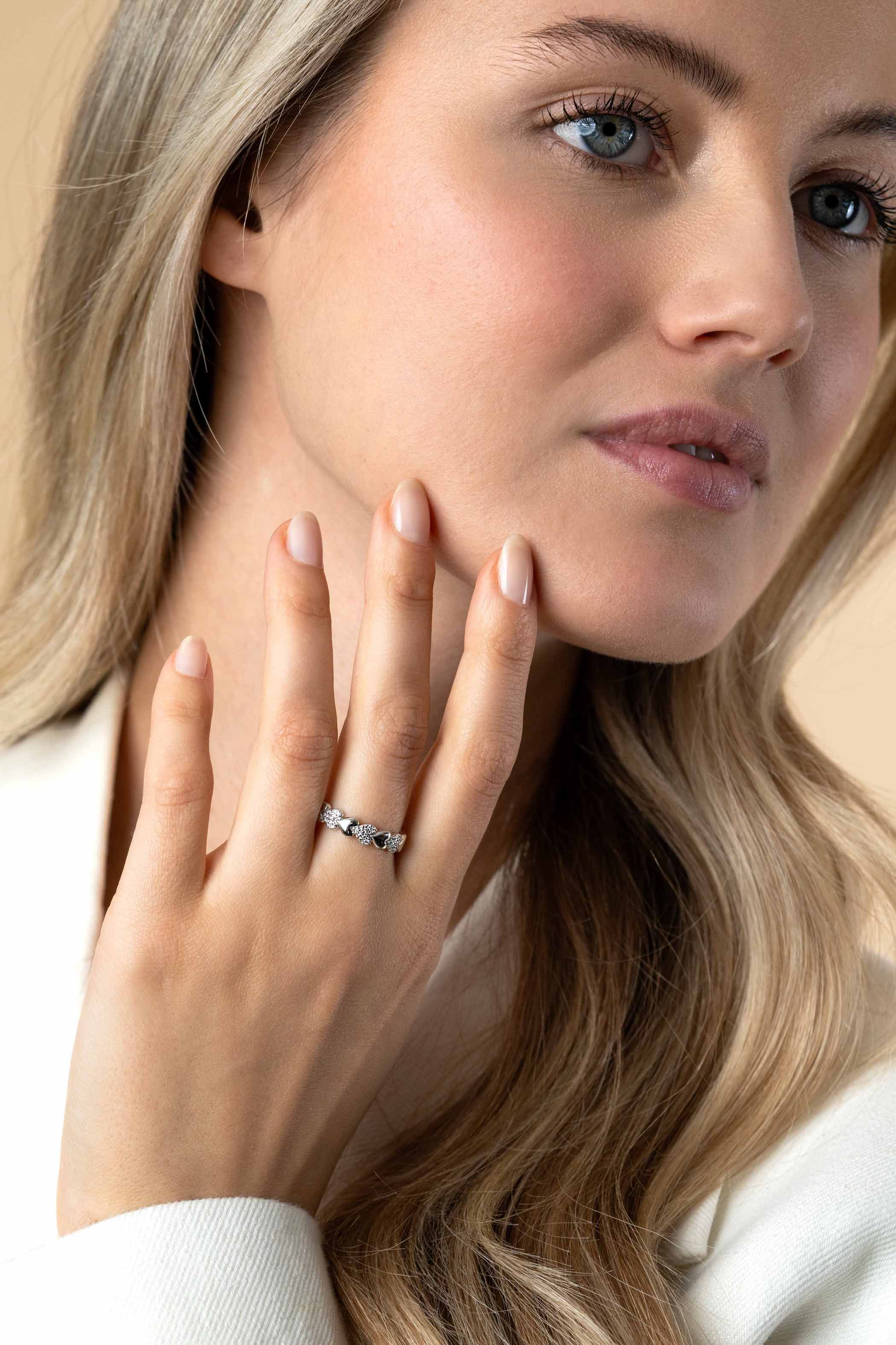 ZINZI zlv. ring hartjes rondom en zirconia's mt.58