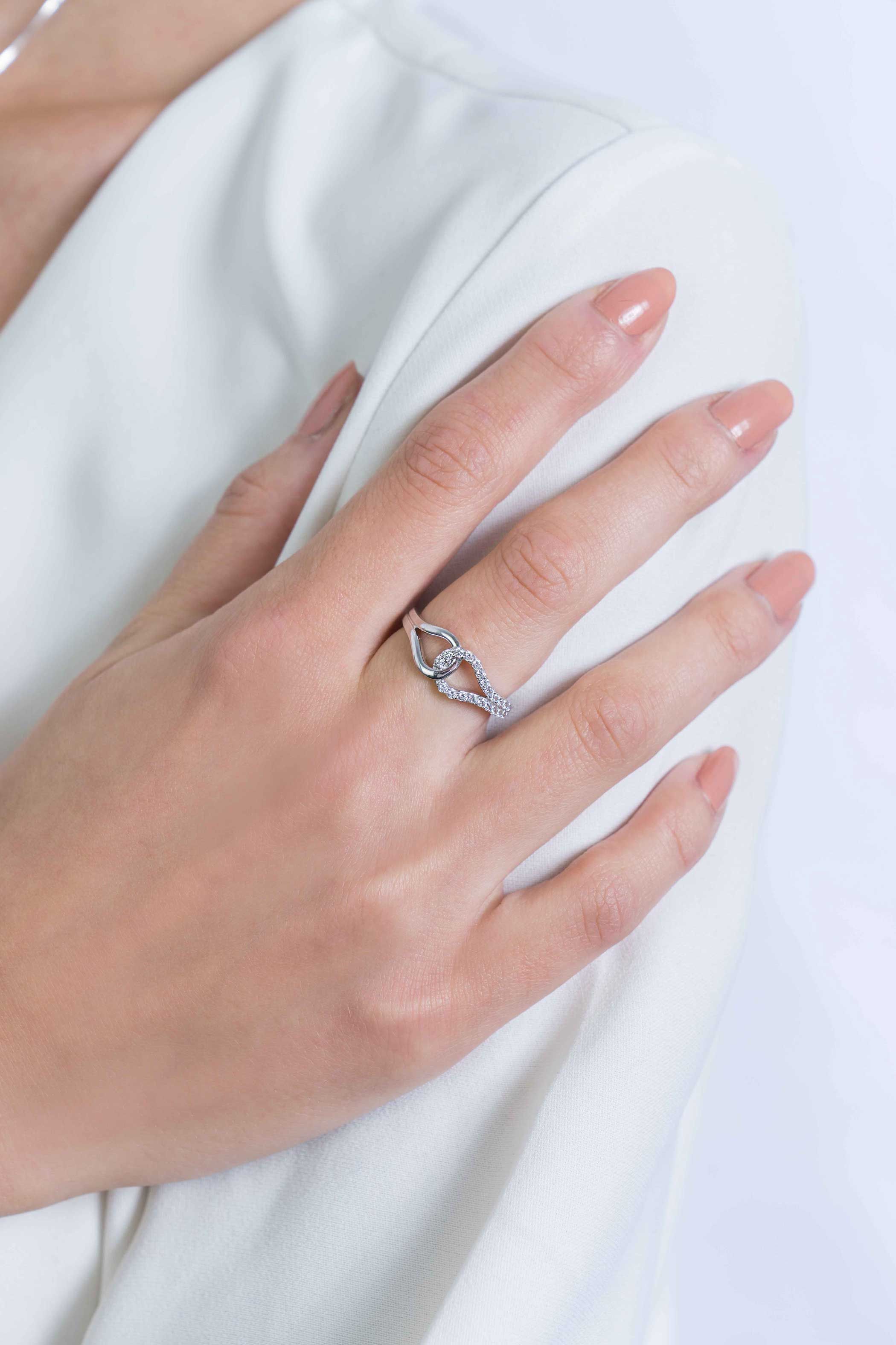ZINZI silberner Ring symbolisiert die Verbundenheit mit weißen Zirkonias ZIR2119