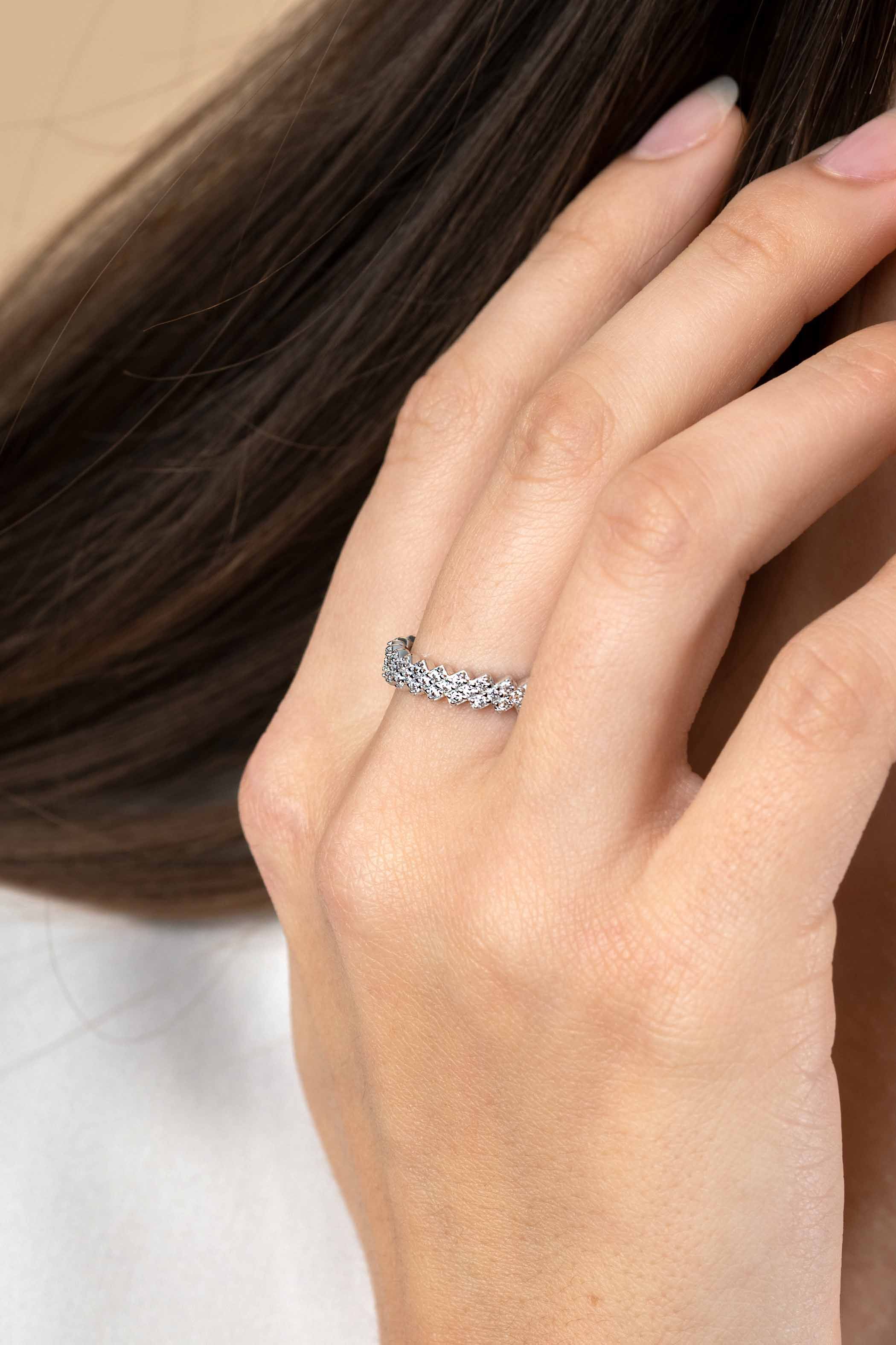 ZINZI zlv. ring zigzag bezet met zirc. mt.62
