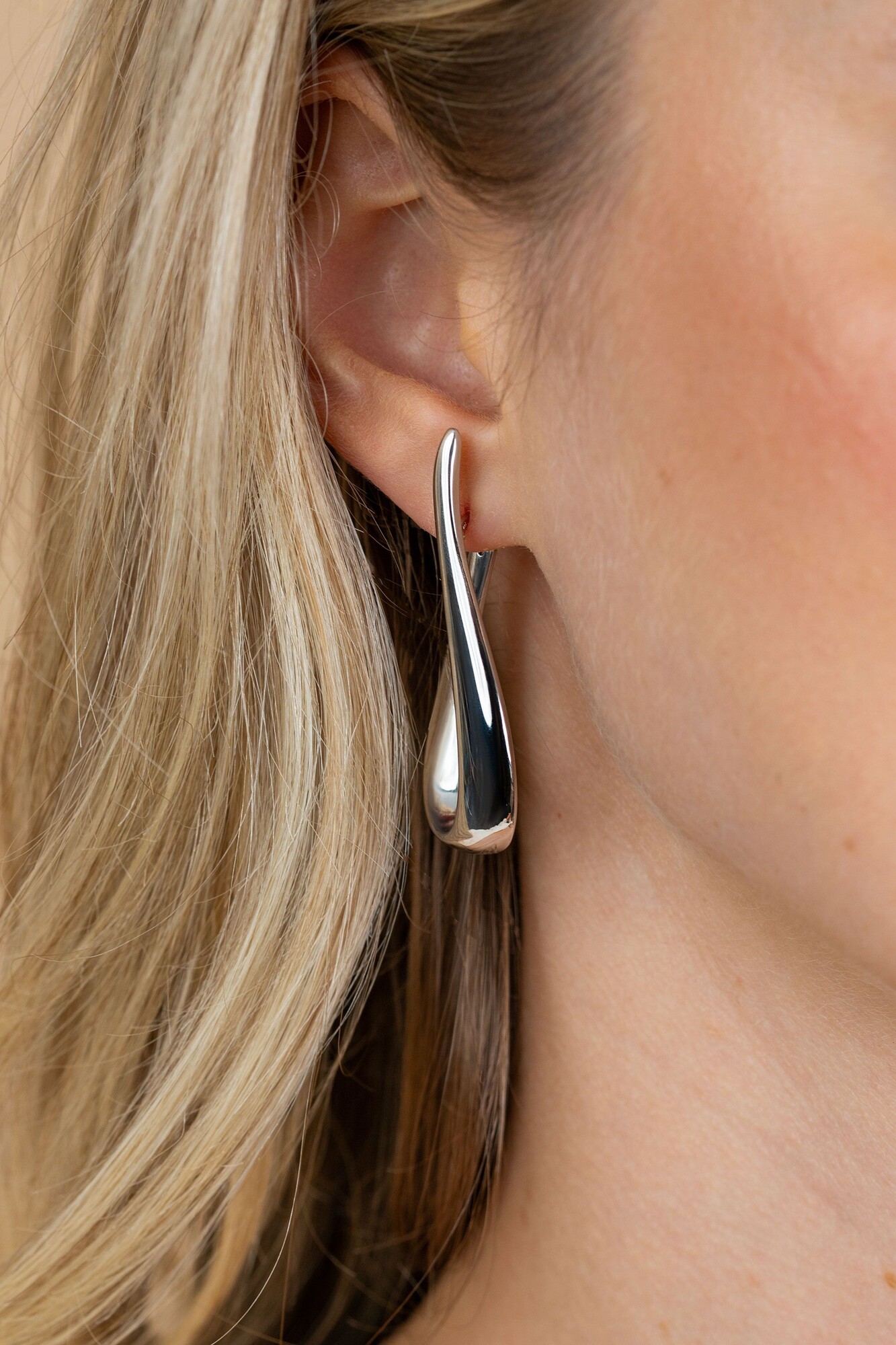 49mm ZINZI Große Organisch Geformte Silberne Creolen mit spielerischem Twist und praktischem Obenverschluss ZIO2675