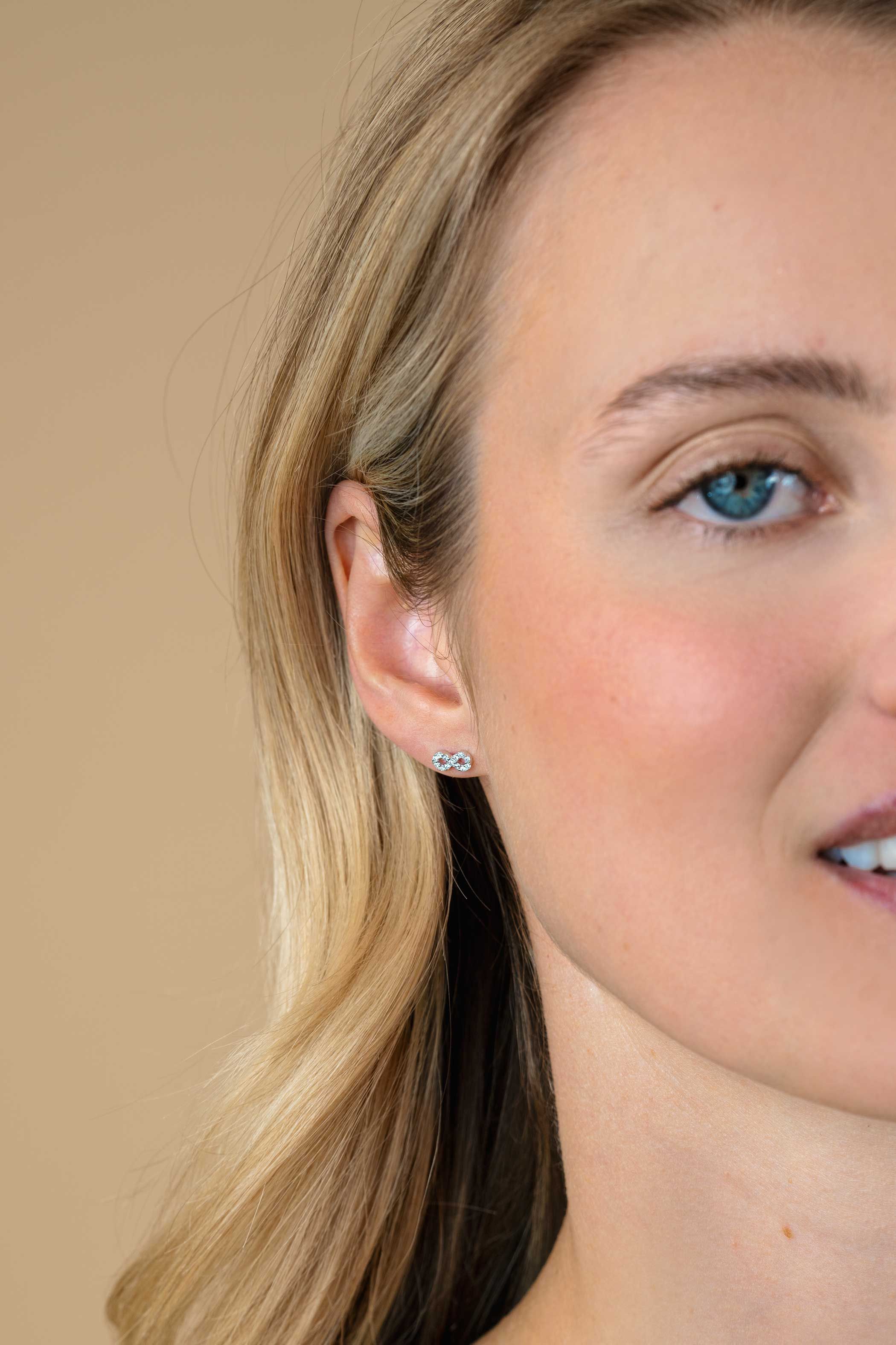 8mm ZINZI Silber Ohrstecker Infinity mit weißen Zirkonia ZIO2597