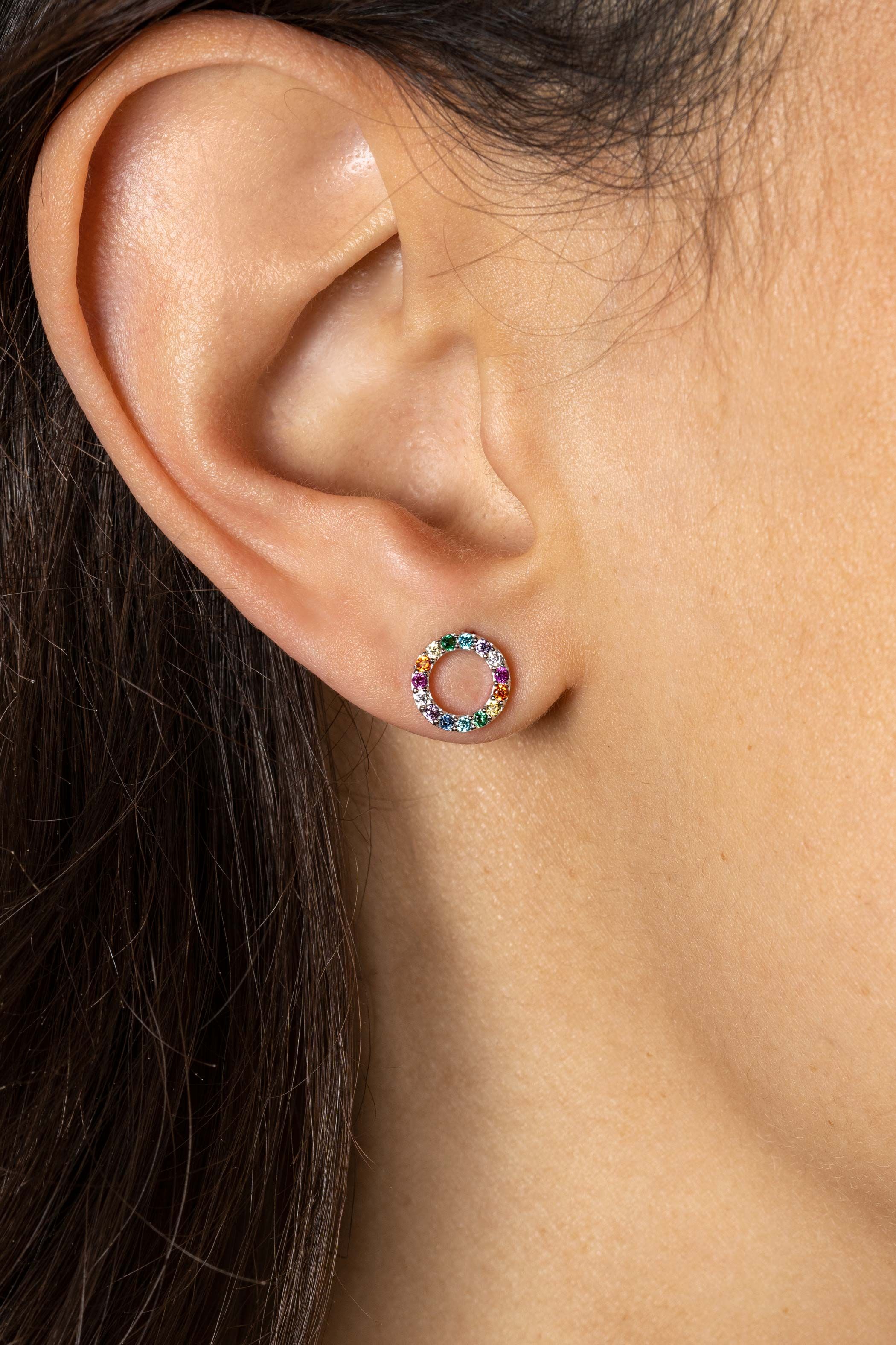 ZINZI zlv. oorknopjes rond open zirc. regenboog