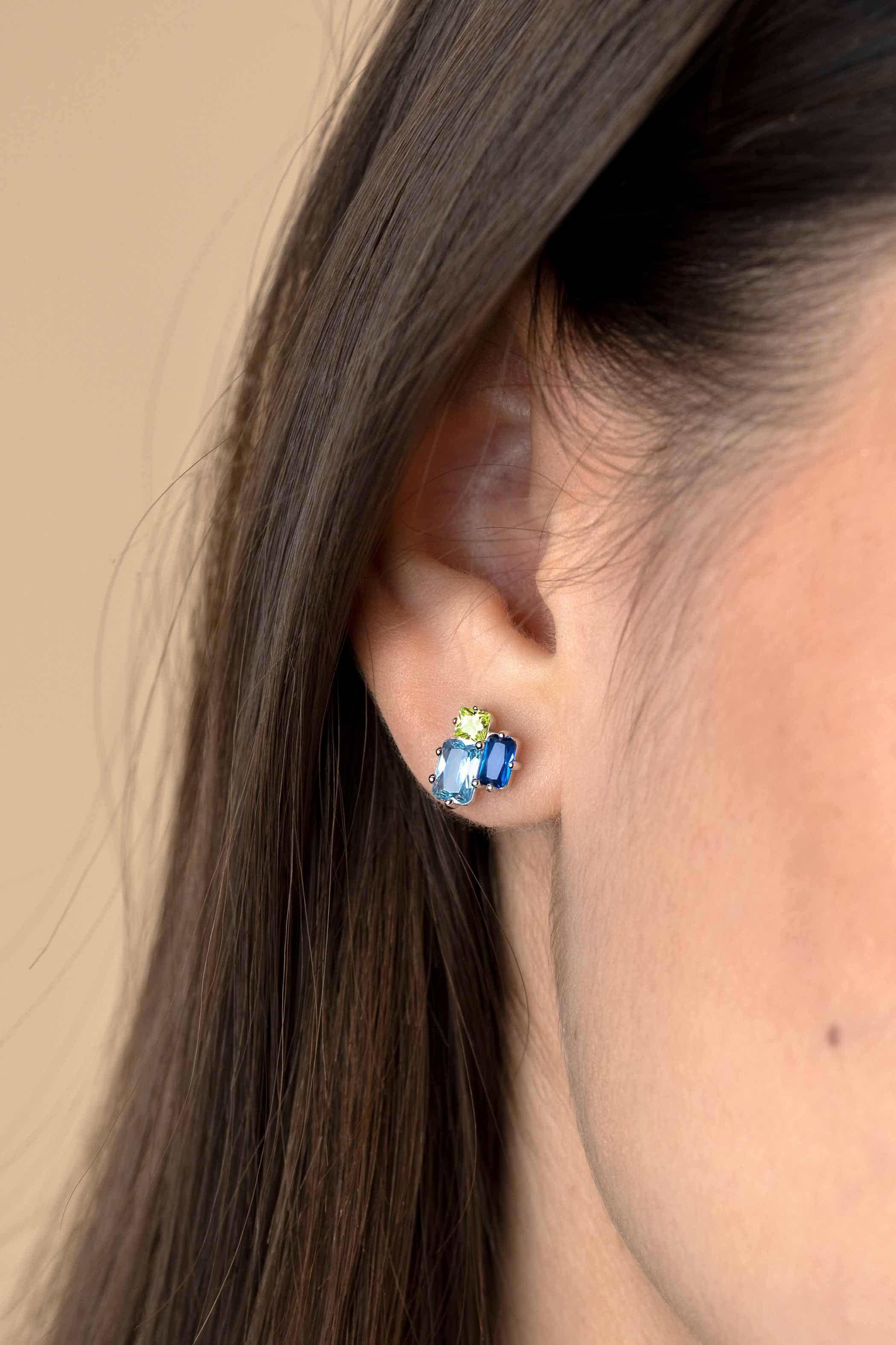 ZINZI zlv. oorknopjes blauw tinten en groen zirc.