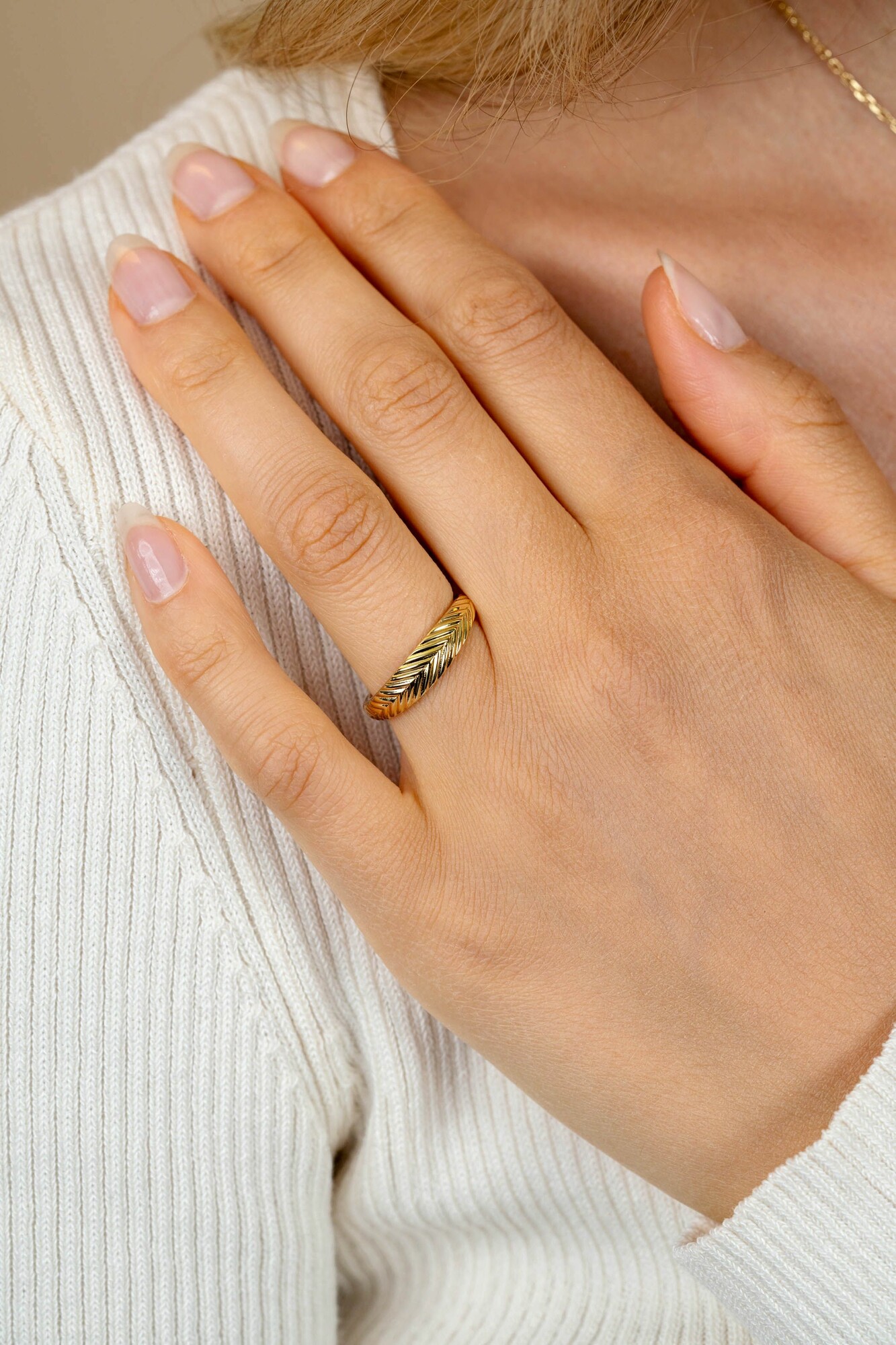 ZINZI vergoldeter silberner Ring (5mm breit) mit Federmotiv ZIR2644G