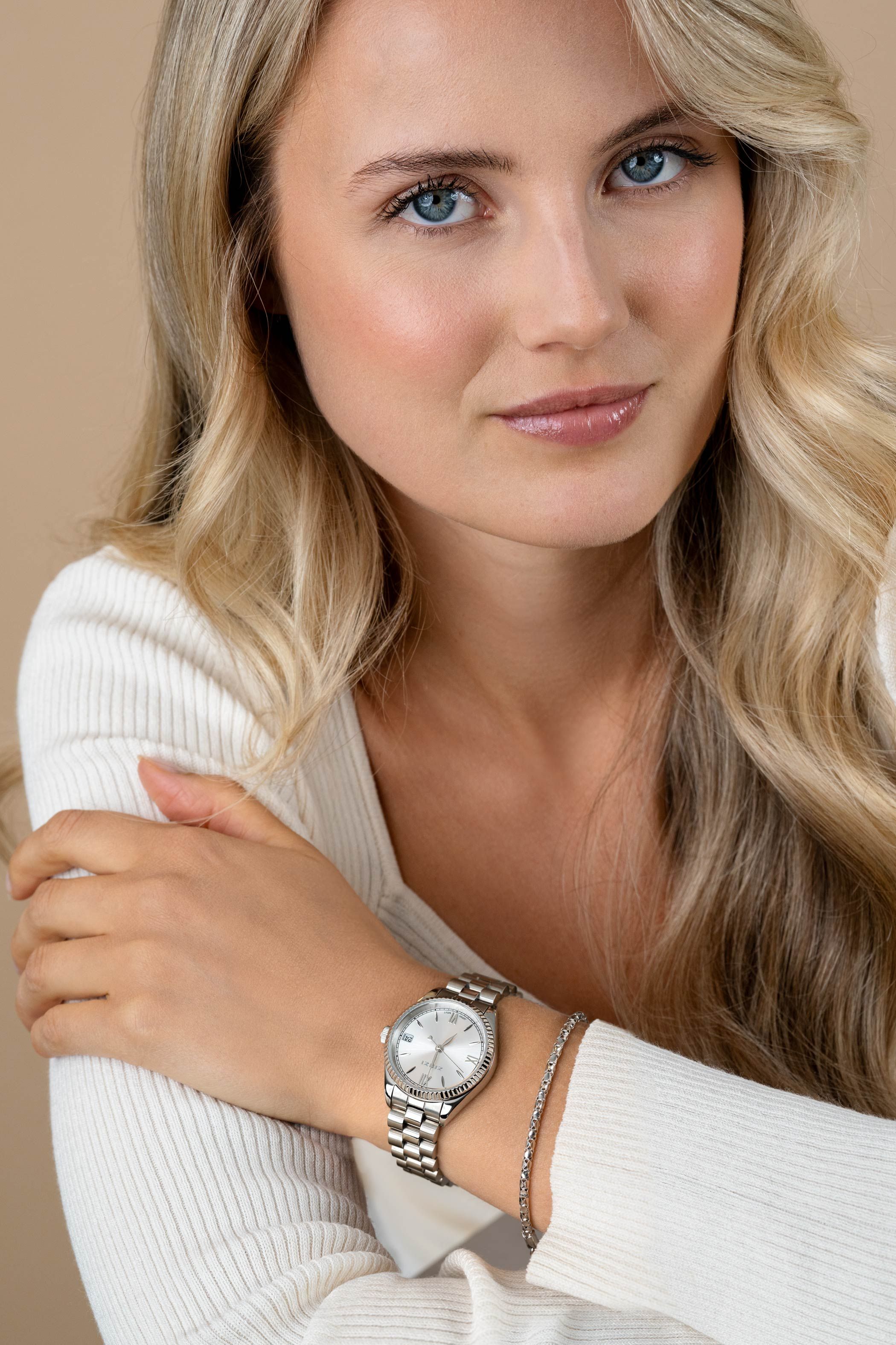 ZINZI Iconic Uhr 30mm mit Datum, geriffelte Lünette, silberfarbenes Zifferblatt und Edelstahl-Gliederarmband ZIW2202