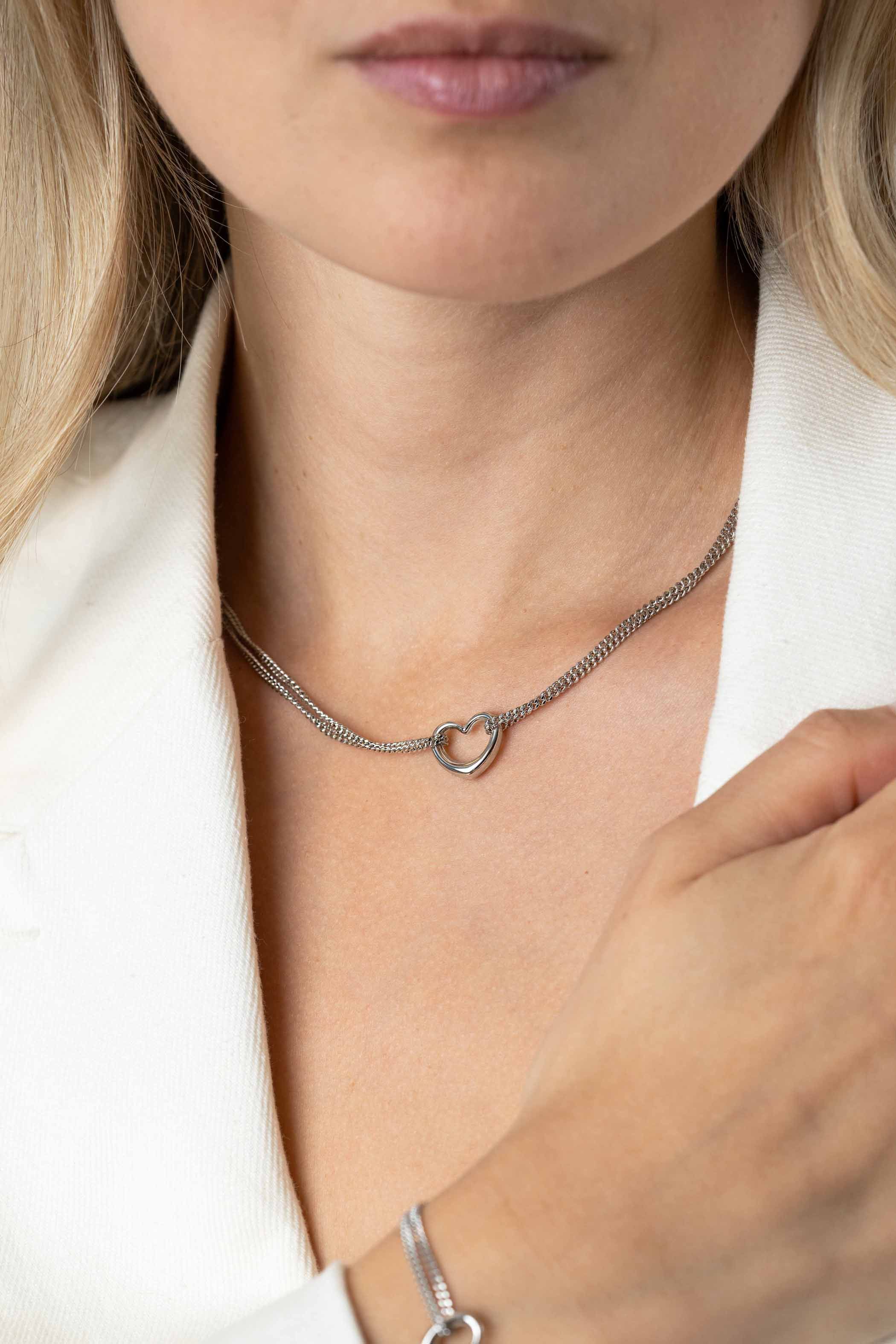 ZINZI zlv. collier dubbel grmt. met hart ertussen