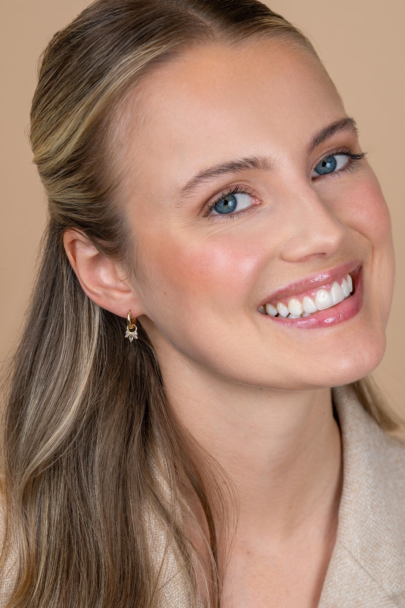 10mm ZINZI vergoldete Silber-Ohrhänger mit fünf spielerischen Fassungen in abnehmender Größe, besetzt mit lila, champagnerfarbenen und blauen Steinen ZICH2633BC (ohne Ohrringe)