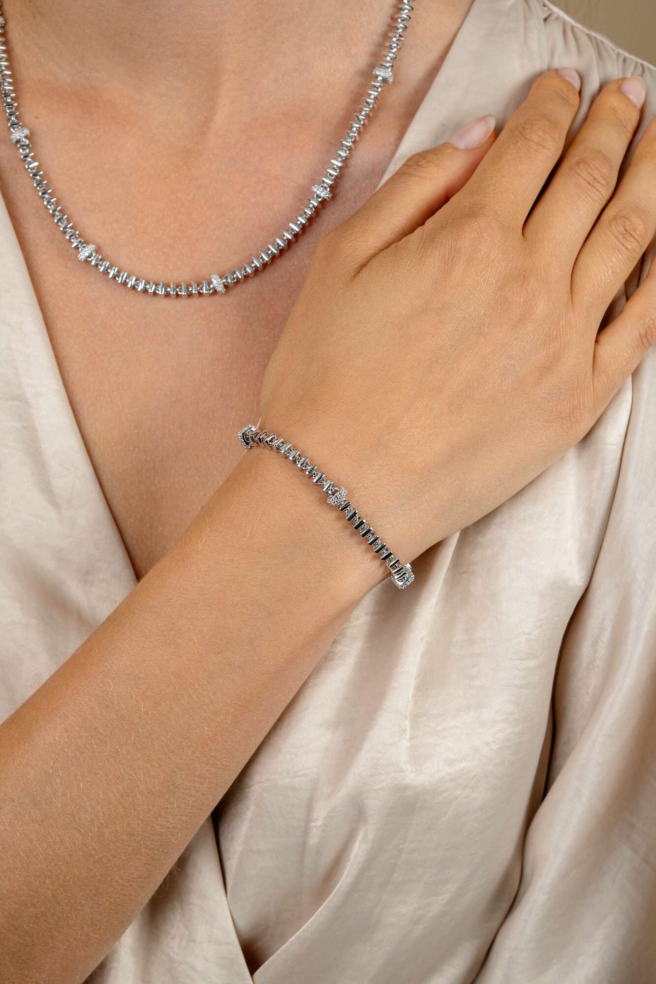 ZINZI Silberarmband mit quadratischen Gliedern, 6 mm breit, abwechselnd mit weißen Zirkonias besetzt, 19 cm ZIA2678