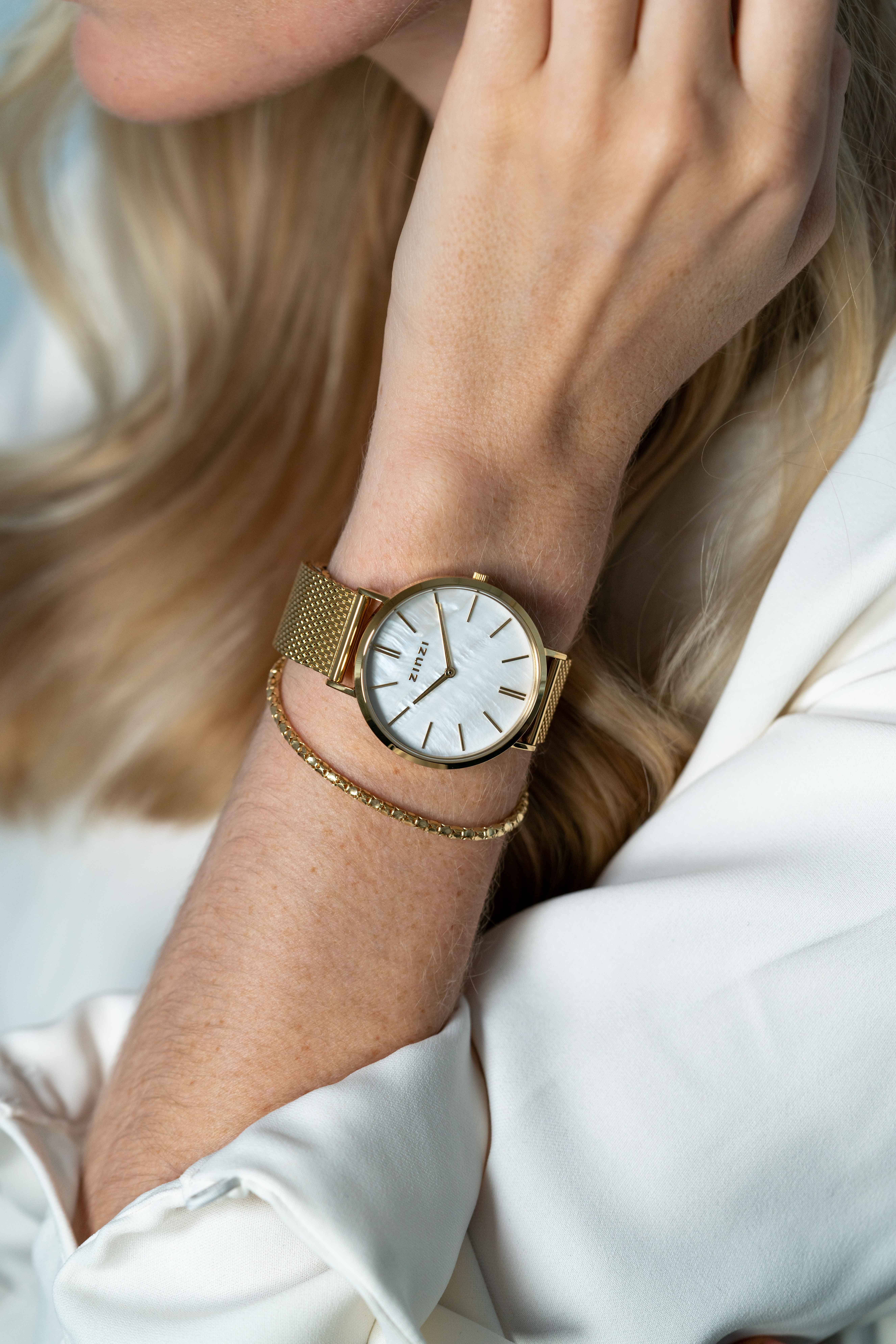 ZINZI Retro-Uhr weißes Perlmutt-Zifferblatt und gelbgoldfarbenes Stahlgehäuse Stahlgeflechtband gelbgoldfarben 38 mm extra dünn ZIW448M