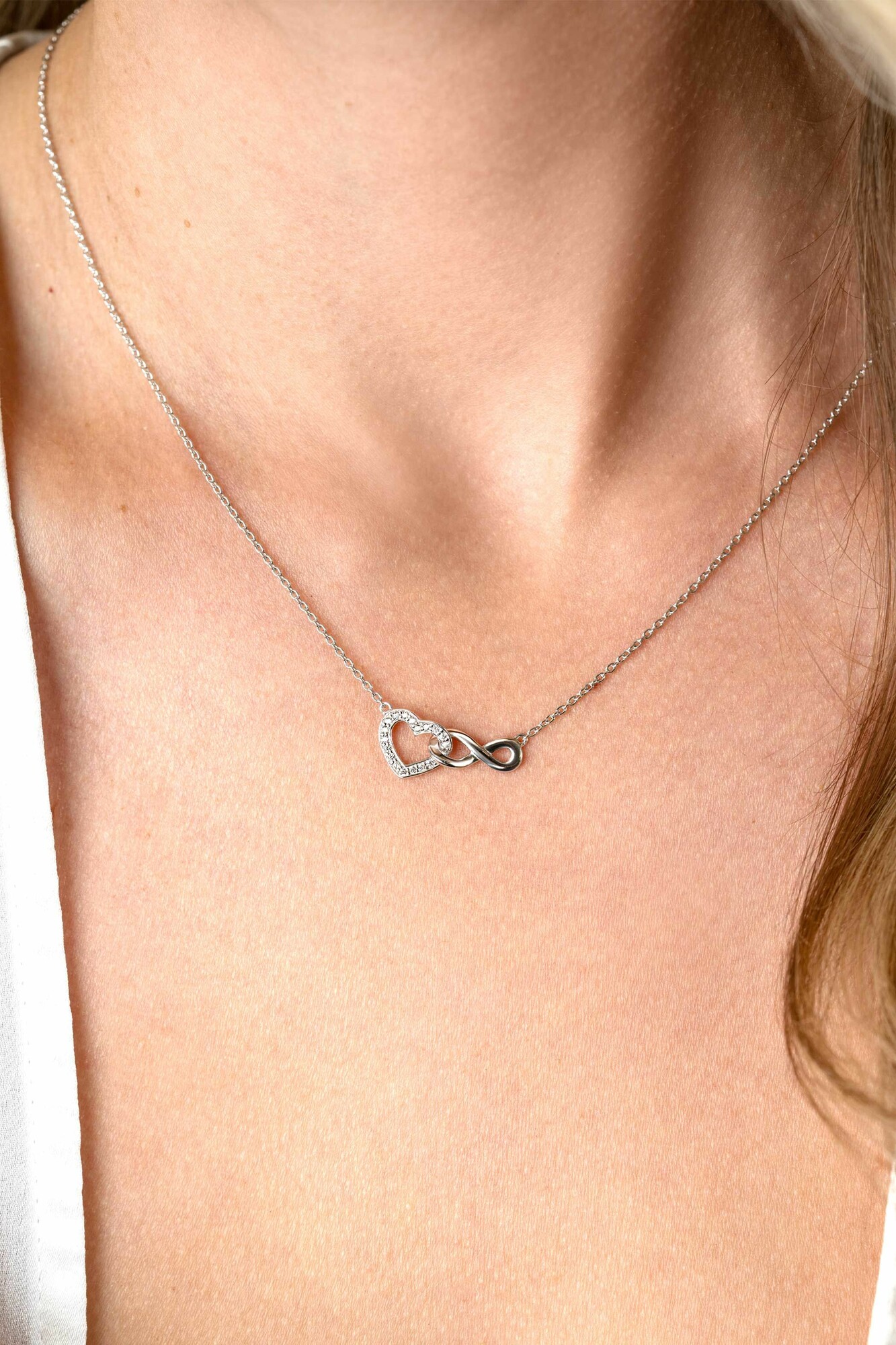ZINZI Silberkette mit Infinity-Symbol, verbunden mit einem offenen Herzen, besetzt mit weißen Zirkonia, 42-45 cm ZIC2596