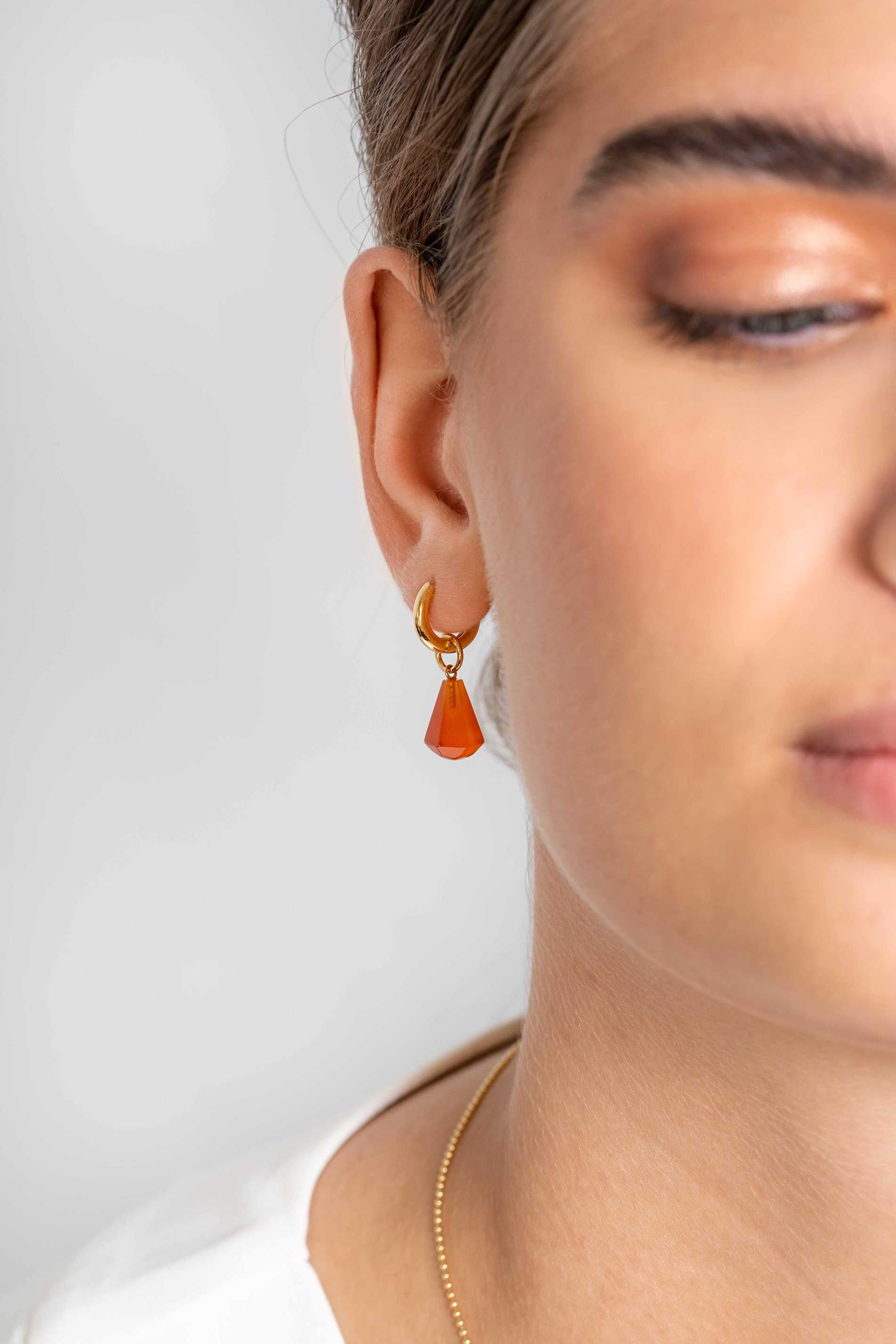 ZINZI Silberne Ohranhänger 14K Gelbgold plattiert in Kegelform mit korallenrotem Achat 8mm ZICH2256R