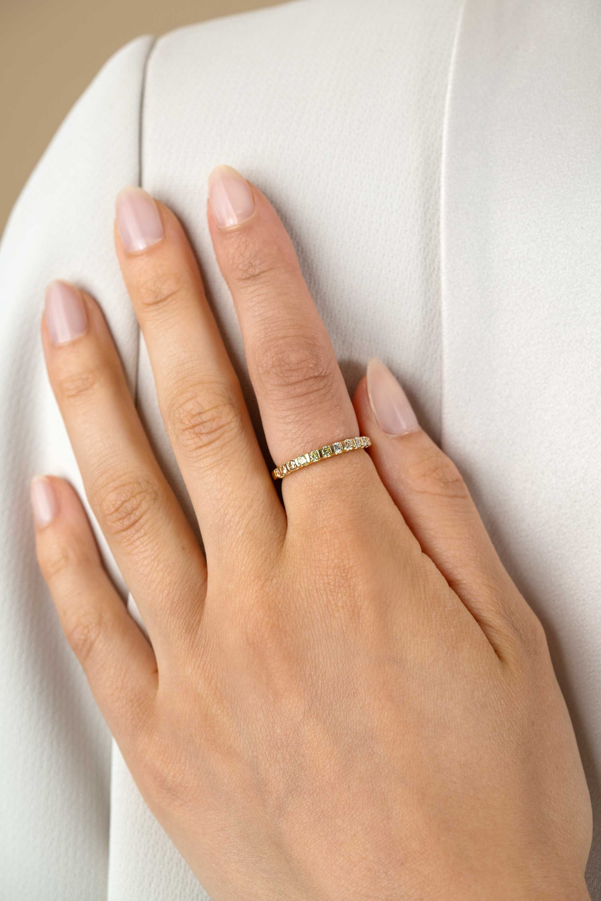 ZINZI vergoldeter Silber-Schmuckring 2mm breit besetzt mit Champagner, Peridot und weißen Zirkonia ZIR2612