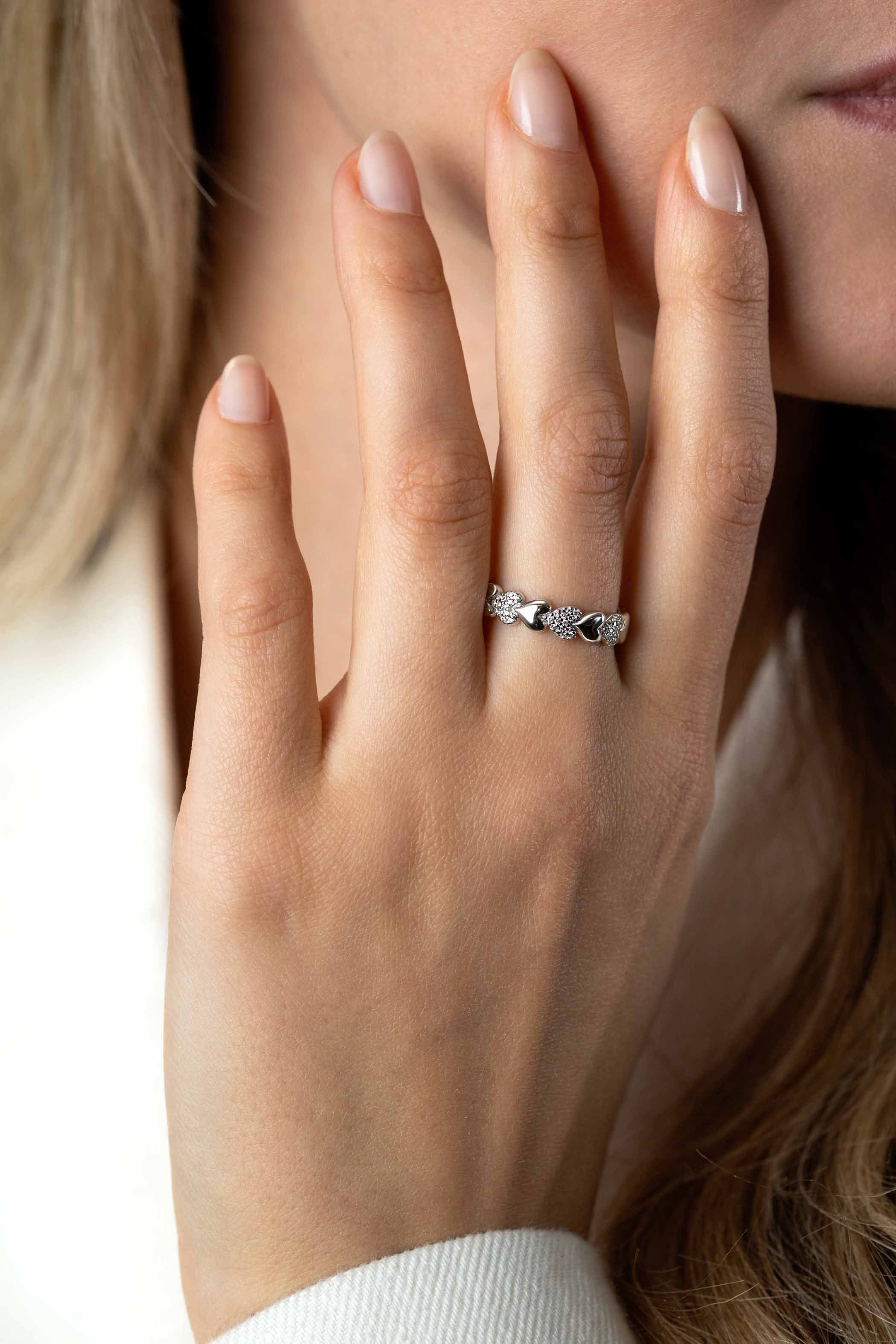 ZINZI zlv. ring hartjes rondom en zirconia's mt.58